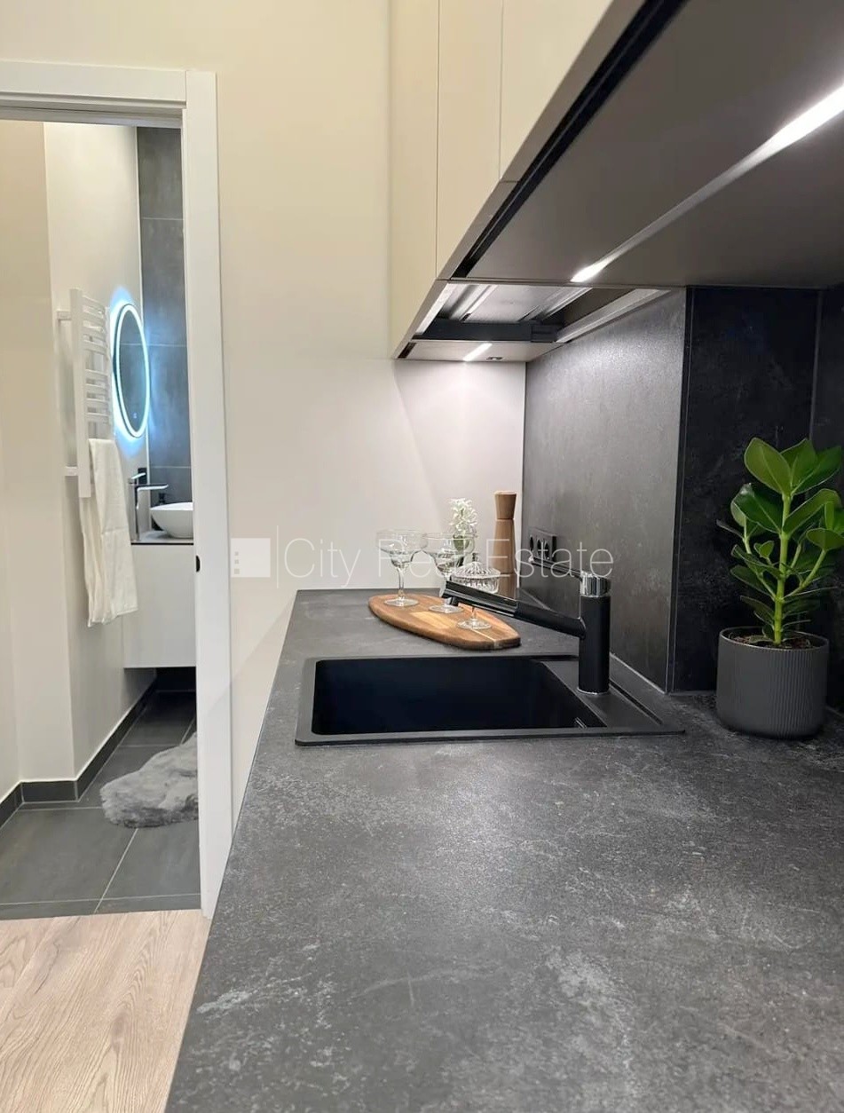 Sludinājumi. Projekts - Matīsa 38, fasādes māja, renovēta māja, slēgts pagalms, ieeja no ielas, kāpņu telpa pēc Cena: 450 EUR/mēn Foto #5