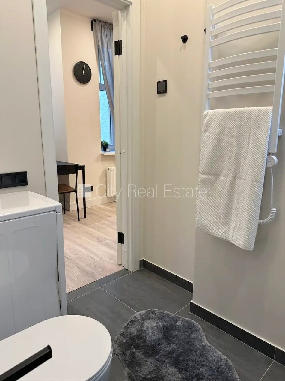 Sludinājumi. Projekts - Matīsa 38, fasādes māja, renovēta māja, slēgts pagalms, ieeja no ielas, kāpņu telpa pēc Cena: 450 EUR/mēn Foto #12