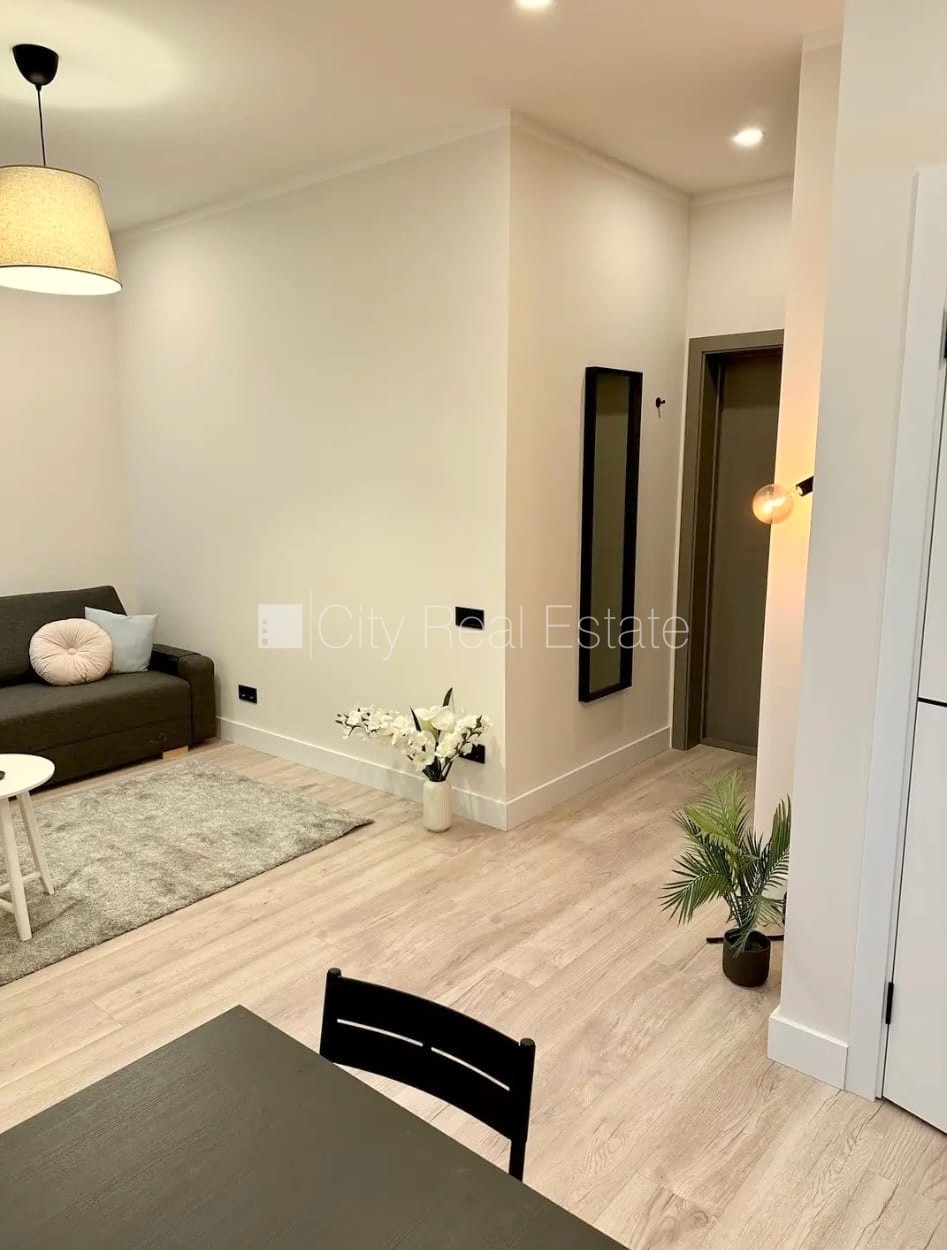 Sludinājumi. Projekts - Matīsa 38, fasādes māja, renovēta māja, slēgts pagalms, ieeja no ielas, kāpņu telpa pēc Cena: 450 EUR/mēn Foto #11