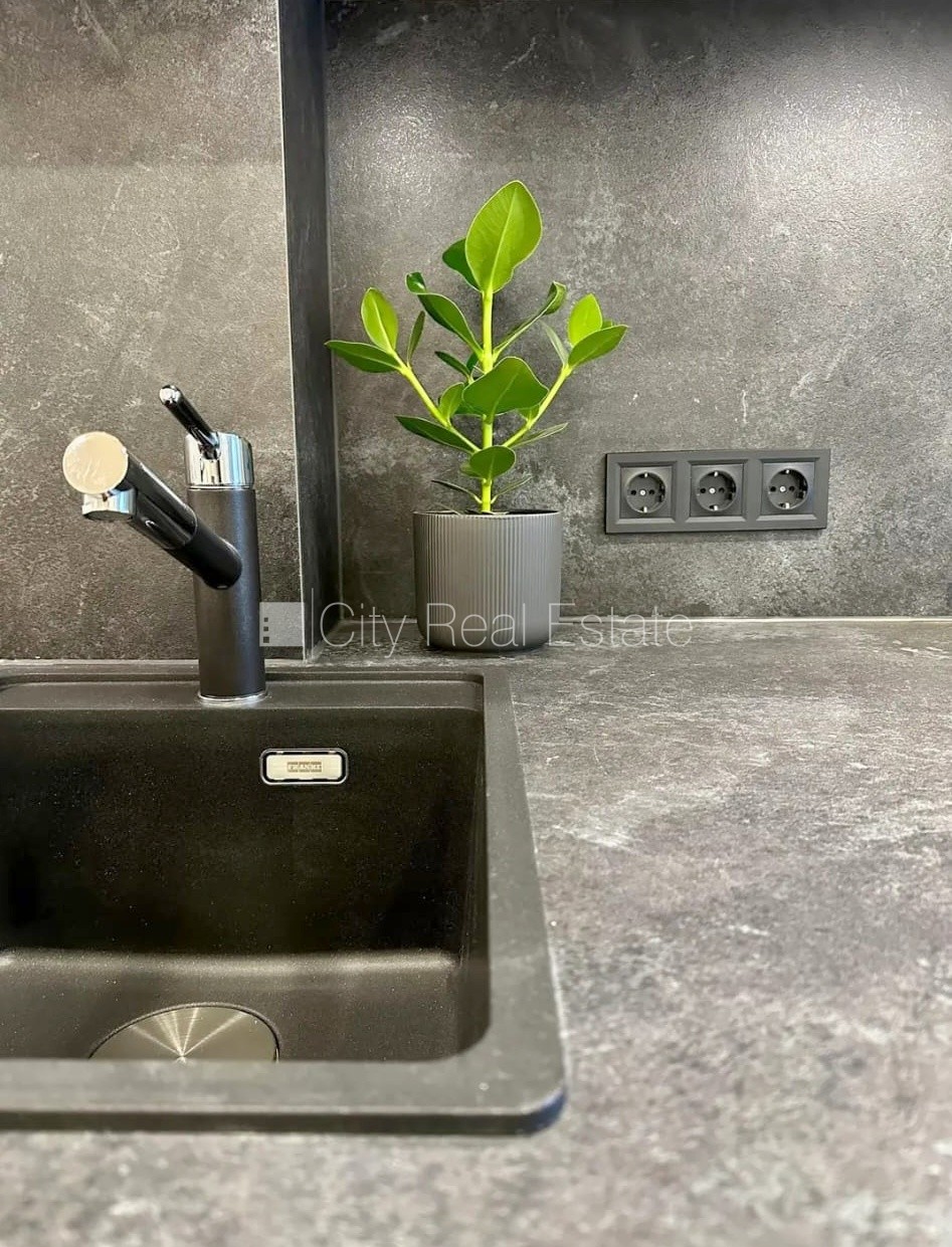 Sludinājumi. Projekts - Matīsa 38, fasādes māja, renovēta māja, slēgts pagalms, ieeja no ielas, kāpņu telpa pēc Cena: 450 EUR/mēn Foto #4