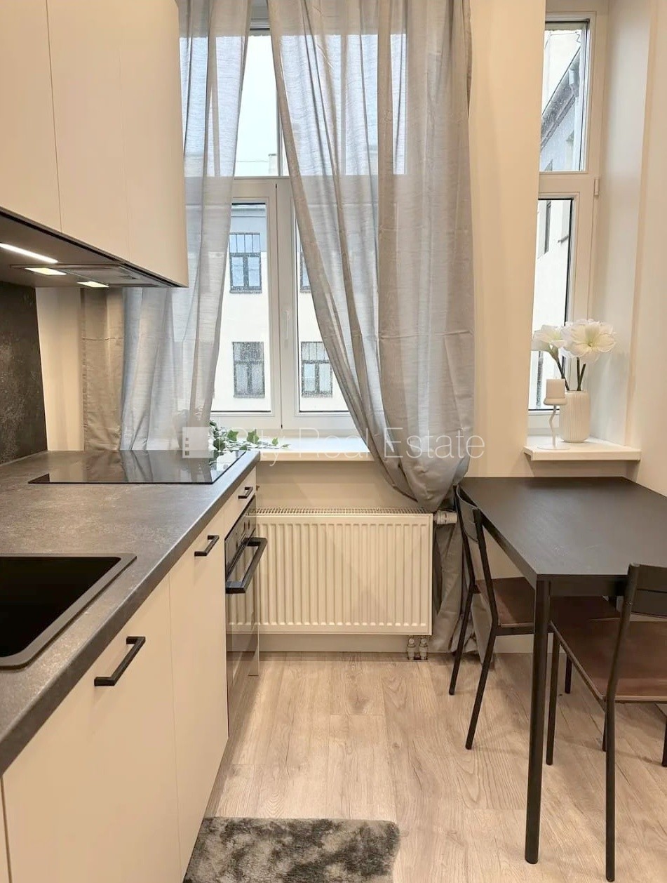 Sludinājumi. Projekts - Matīsa 38, fasādes māja, renovēta māja, slēgts pagalms, ieeja no ielas, kāpņu telpa pēc Cena: 450 EUR/mēn Foto #6