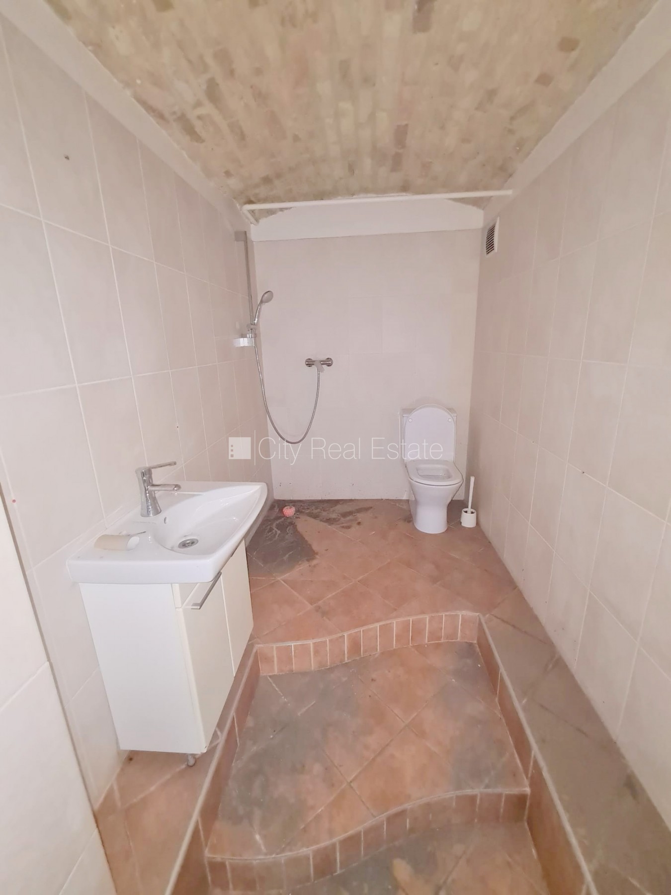 Sludinājumi. Fasādes māja, pagrabstāvā pieejama noliktava, vieta automašīnai, ieeja no ielas, ieeja no pagalma, Cena: 400 EUR/mēn Foto #13