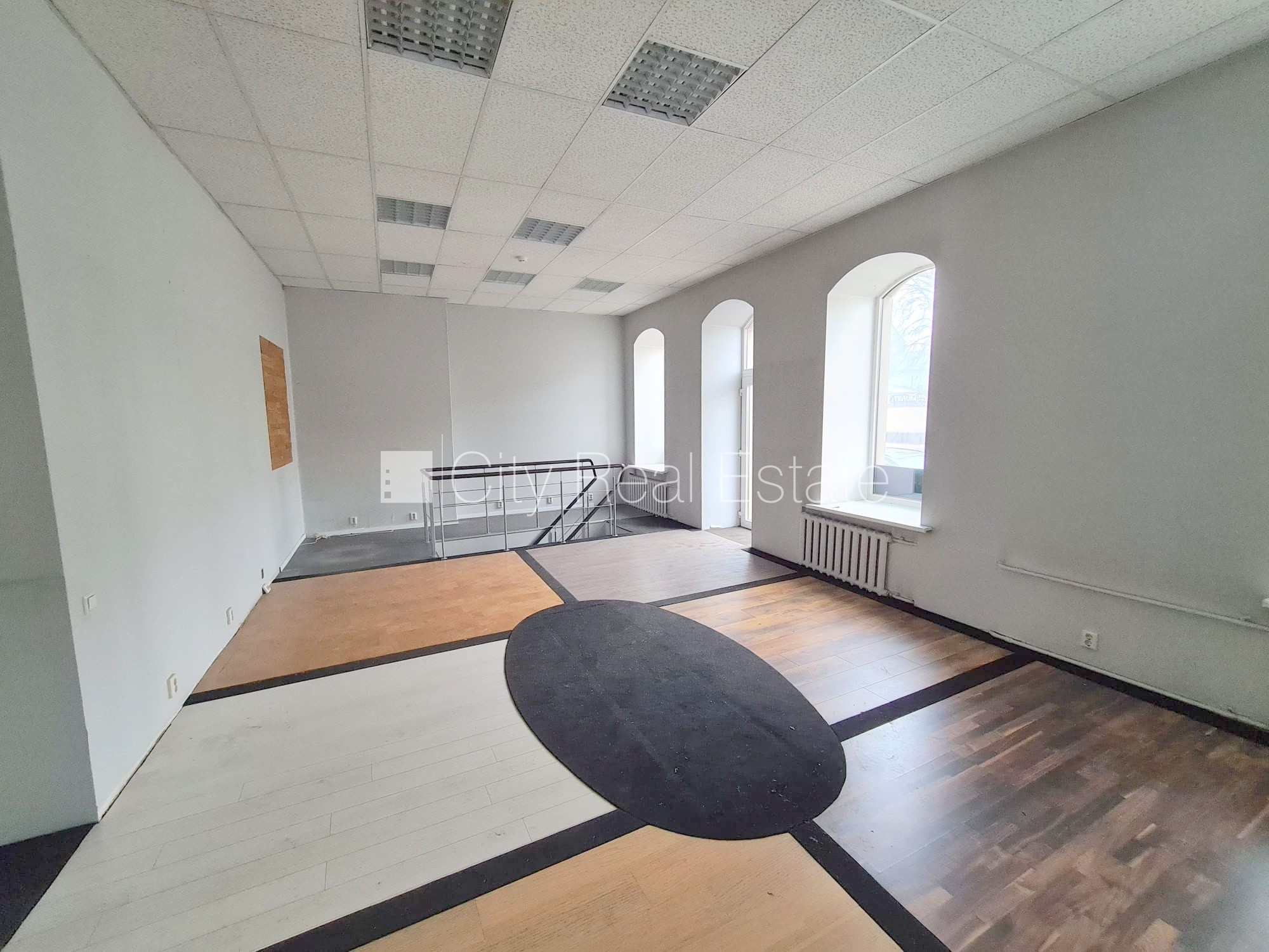 Sludinājumi. Fasādes māja, pagrabstāvā pieejama noliktava, vieta automašīnai, ieeja no ielas, ieeja no pagalma, Cena: 400 EUR/mēn Foto #3