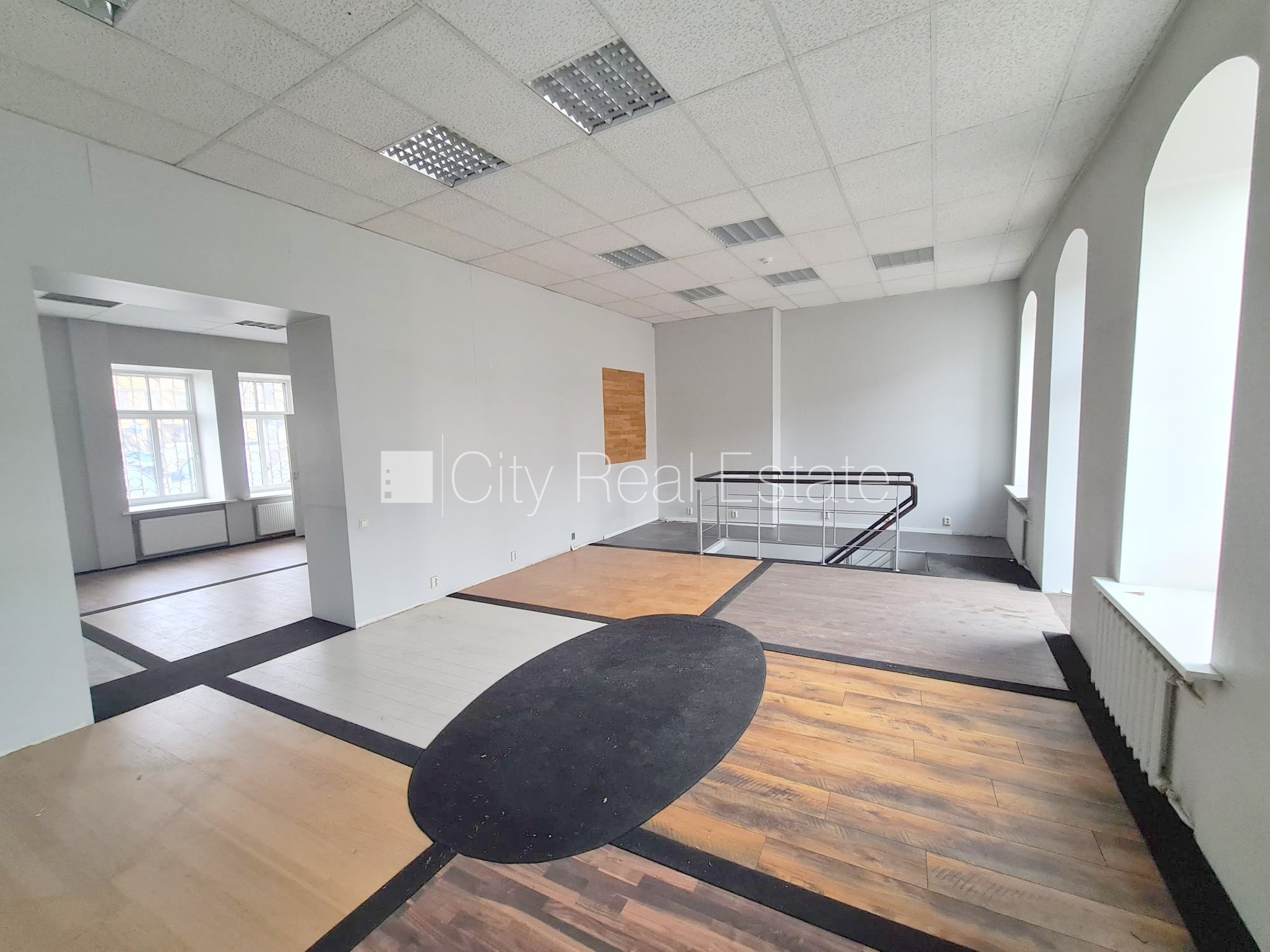 Sludinājumi. Fasādes māja, pagrabstāvā pieejama noliktava, vieta automašīnai, ieeja no ielas, ieeja no pagalma, Cena: 400 EUR/mēn Foto #2