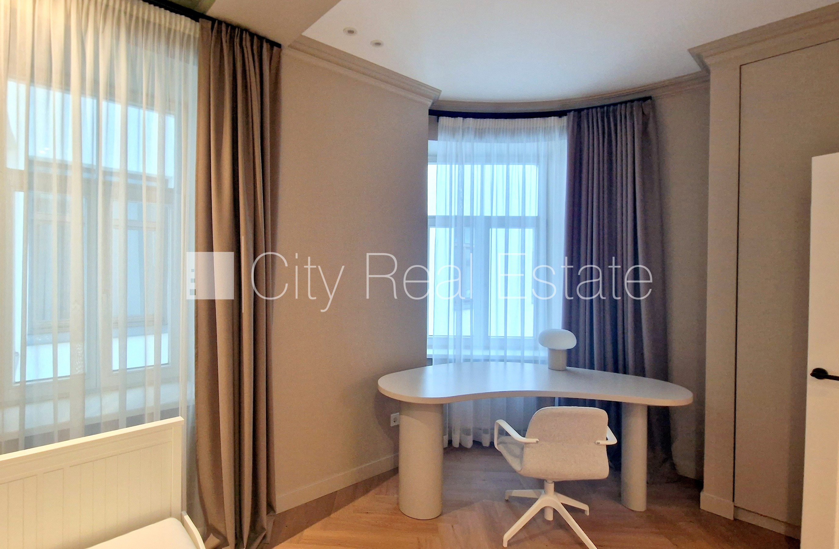 Объявление. Фасадный дом, реновированный дом, въездные ворота оснащены автоматической подъёмной системой, место Цена: 1600 EUR/мес. Foto #14