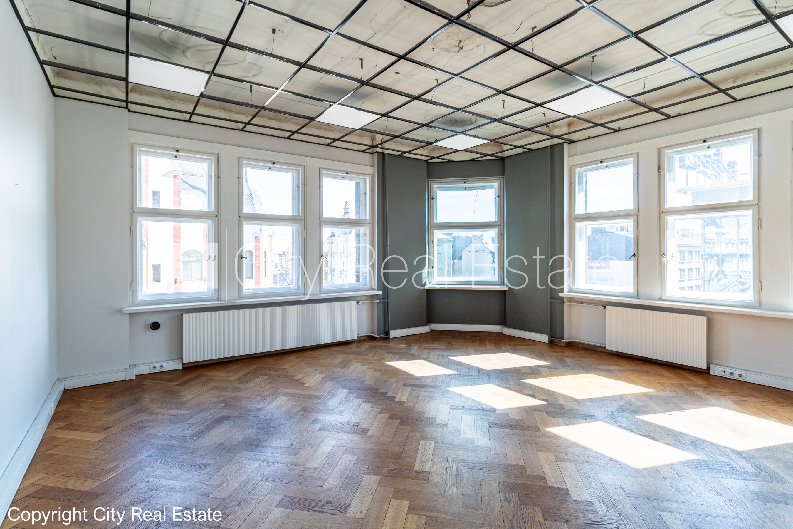 Sludinājumi. Fasādes māja, ieeja no ielas, ir lifts, logi vērsti uz pagalma pusi, logi vērsti uz ielas pusi, Cena: 1260 EUR/mēn Foto #1