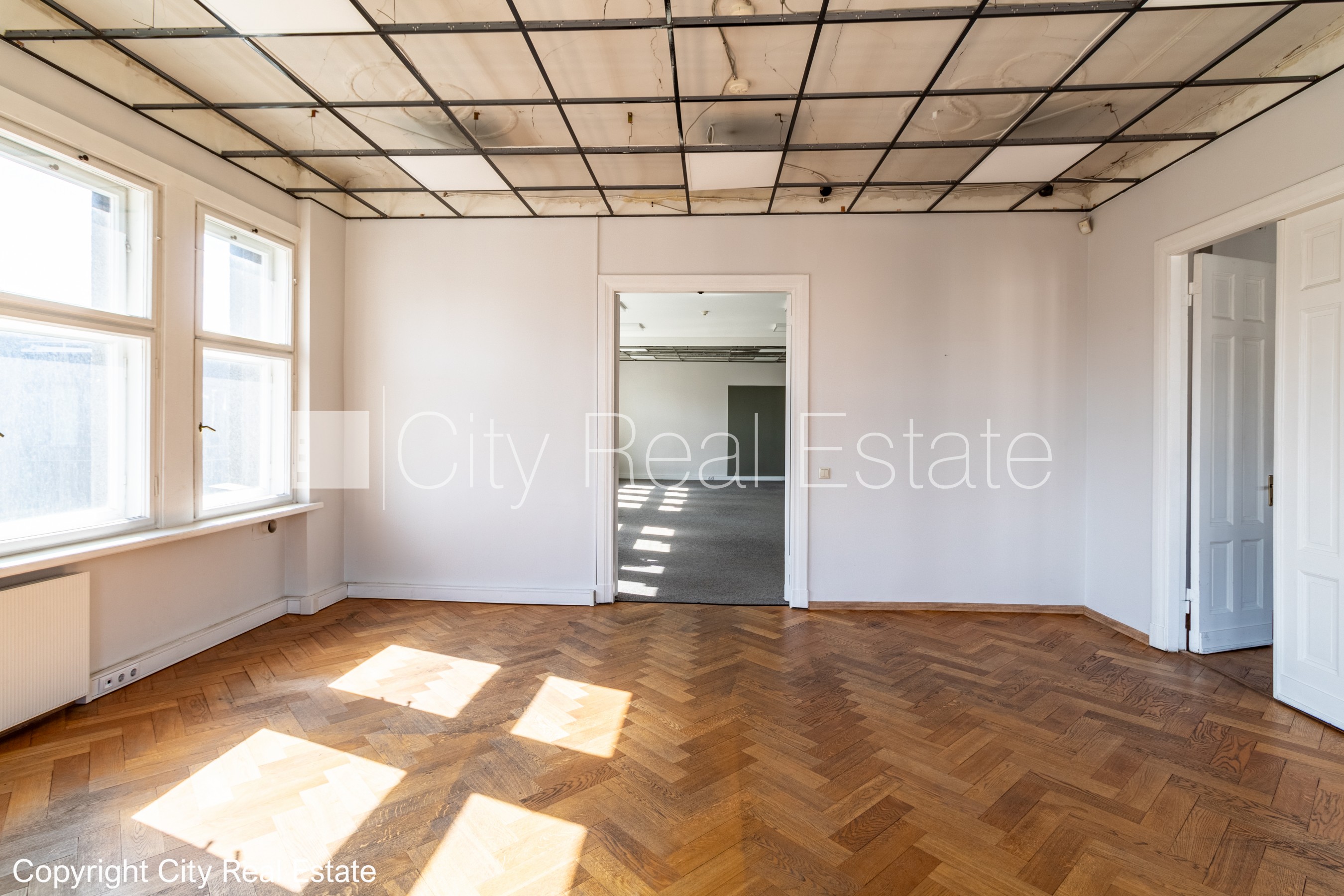 Sludinājumi. Fasādes māja, ieeja no ielas, ir lifts, logi vērsti uz pagalma pusi, logi vērsti uz ielas pusi, Cena: 1260 EUR/mēn Foto #2