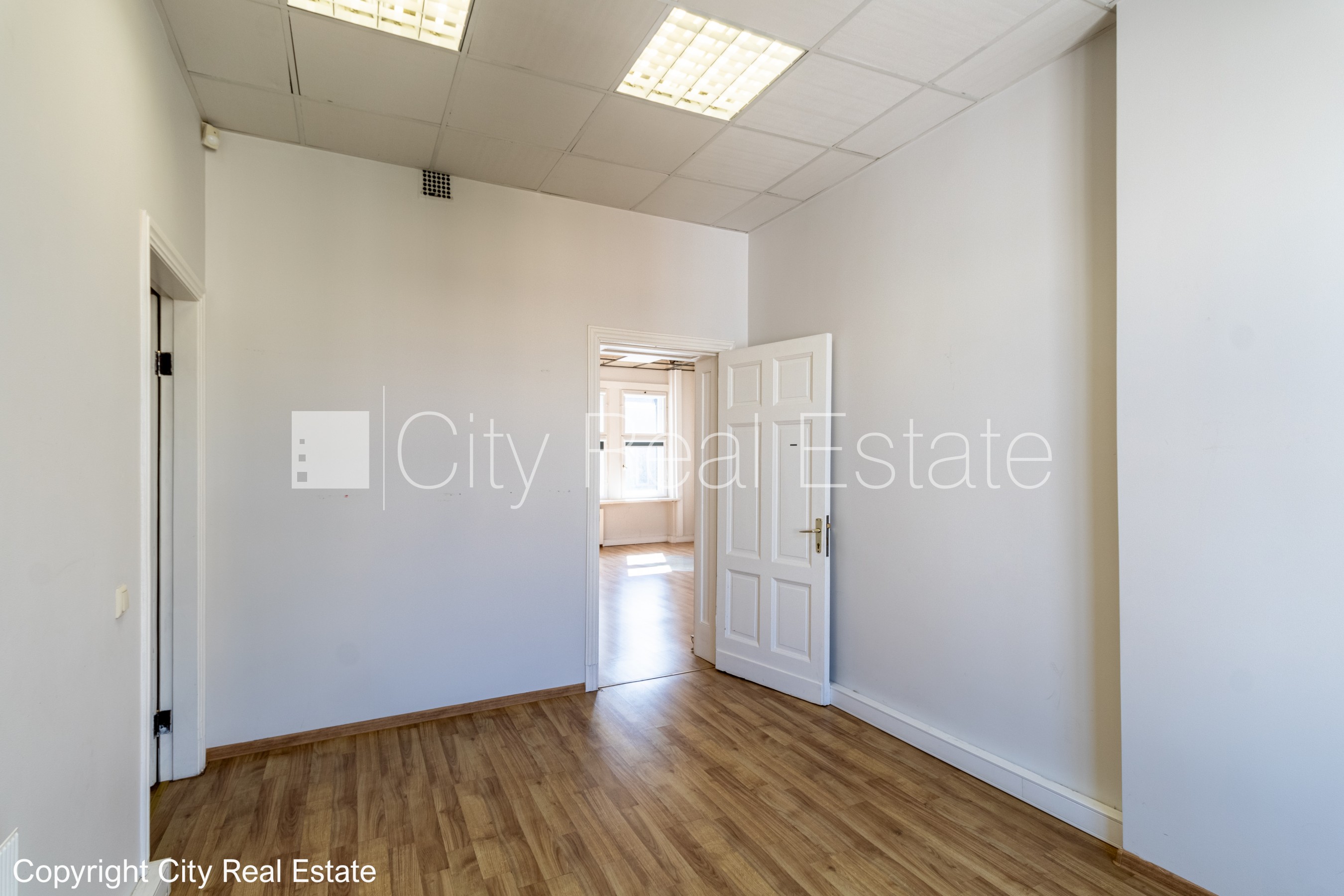 Sludinājumi. Fasādes māja, ieeja no ielas, ir lifts, logi vērsti uz pagalma pusi, logi vērsti uz ielas pusi, Cena: 1260 EUR/mēn Foto #11