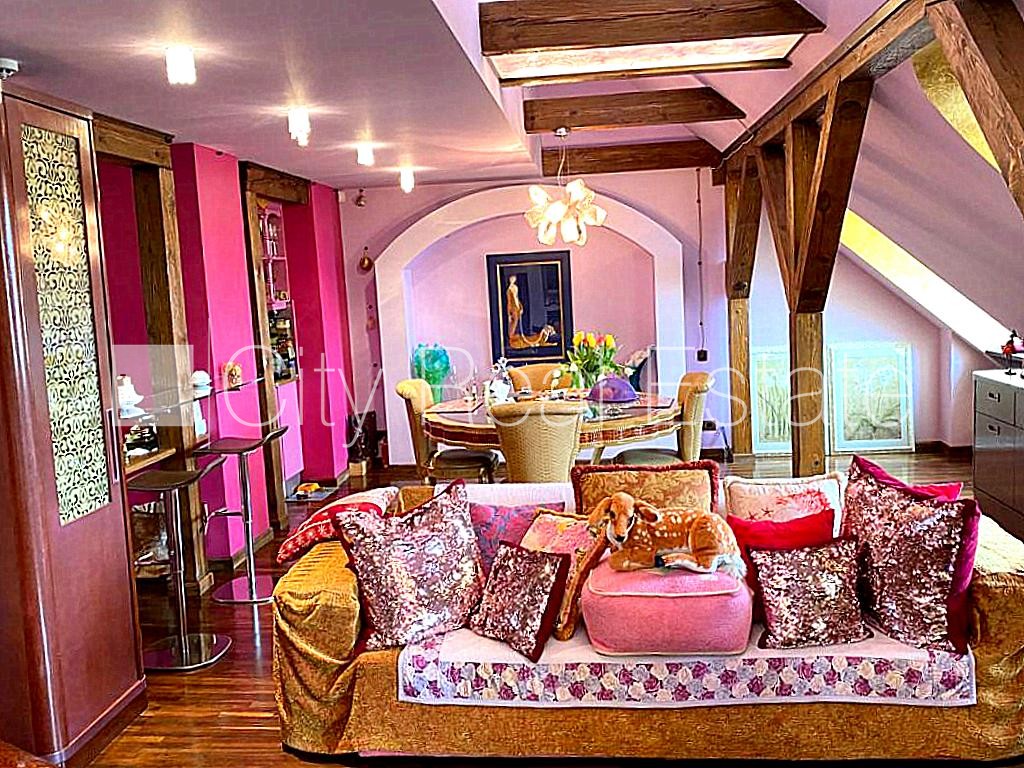 Sludinājumi. Fasādes māja, restaurēta māja, ieeja no ielas un pagalma, ir lifts, balkons, logi vērsti mājas abās Cena: 394000 EUR Foto #1