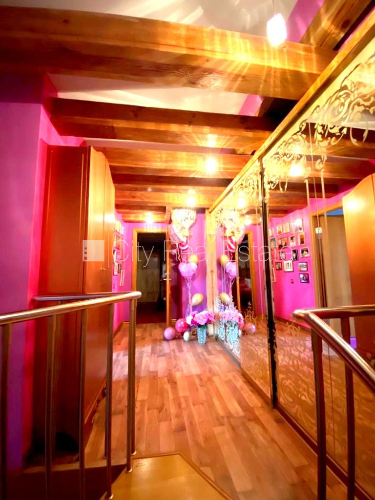 Sludinājumi. Fasādes māja, restaurēta māja, ieeja no ielas un pagalma, ir lifts, balkons, logi vērsti mājas abās Cena: 394000 EUR Foto #2