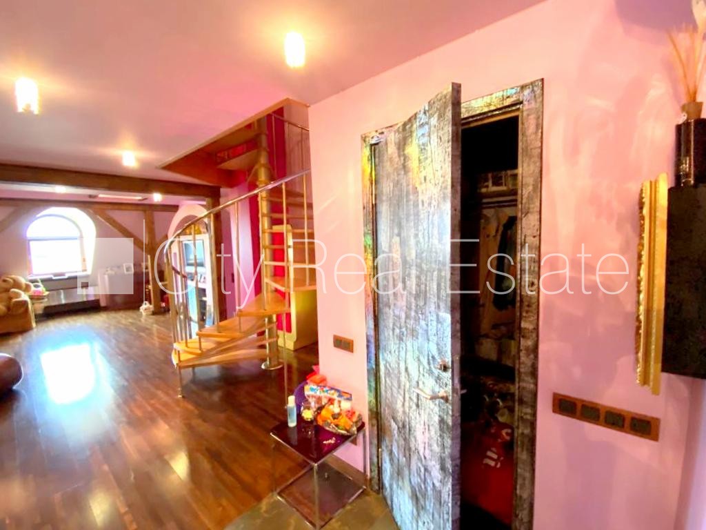 Sludinājumi. Fasādes māja, restaurēta māja, ieeja no ielas un pagalma, ir lifts, balkons, logi vērsti mājas abās Cena: 394000 EUR Foto #12