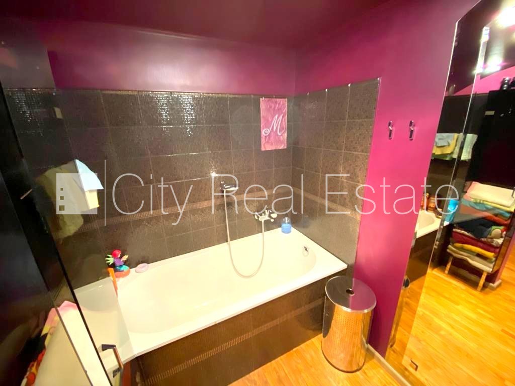 Sludinājumi. Fasādes māja, restaurēta māja, ieeja no ielas un pagalma, ir lifts, balkons, logi vērsti mājas abās Cena: 394000 EUR Foto #18