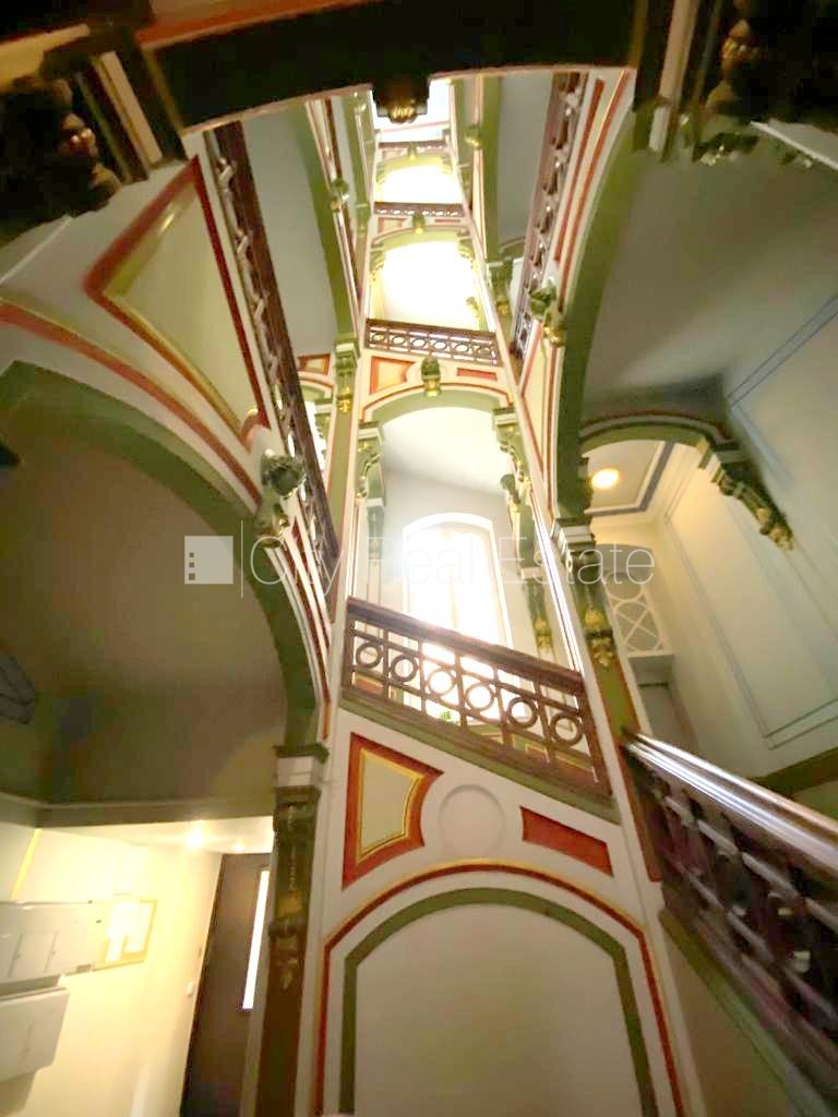 Sludinājumi. Fasādes māja, restaurēta māja, ieeja no ielas un pagalma, ir lifts, balkons, logi vērsti mājas abās Cena: 394000 EUR Foto #22