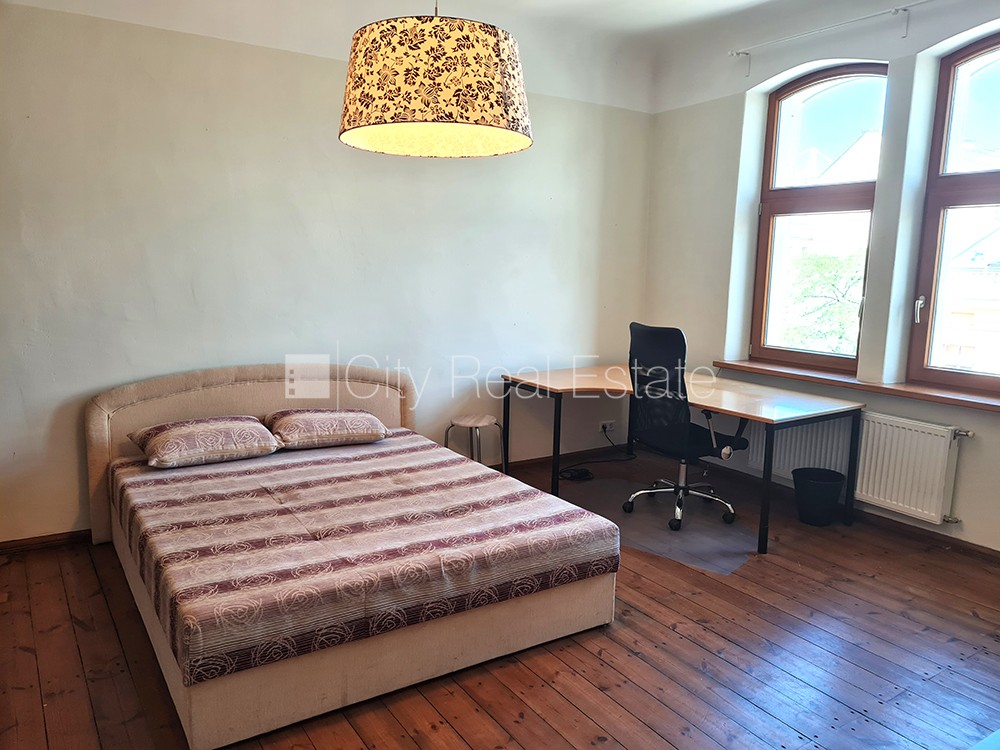 Sludinājumi. Fasādes māja, slēgts pagalms, ir lifts, balkons, logi vērsti mājas abās pusēs, istabas izolētas 3 Cena: 1250 EUR/mēn Foto #4