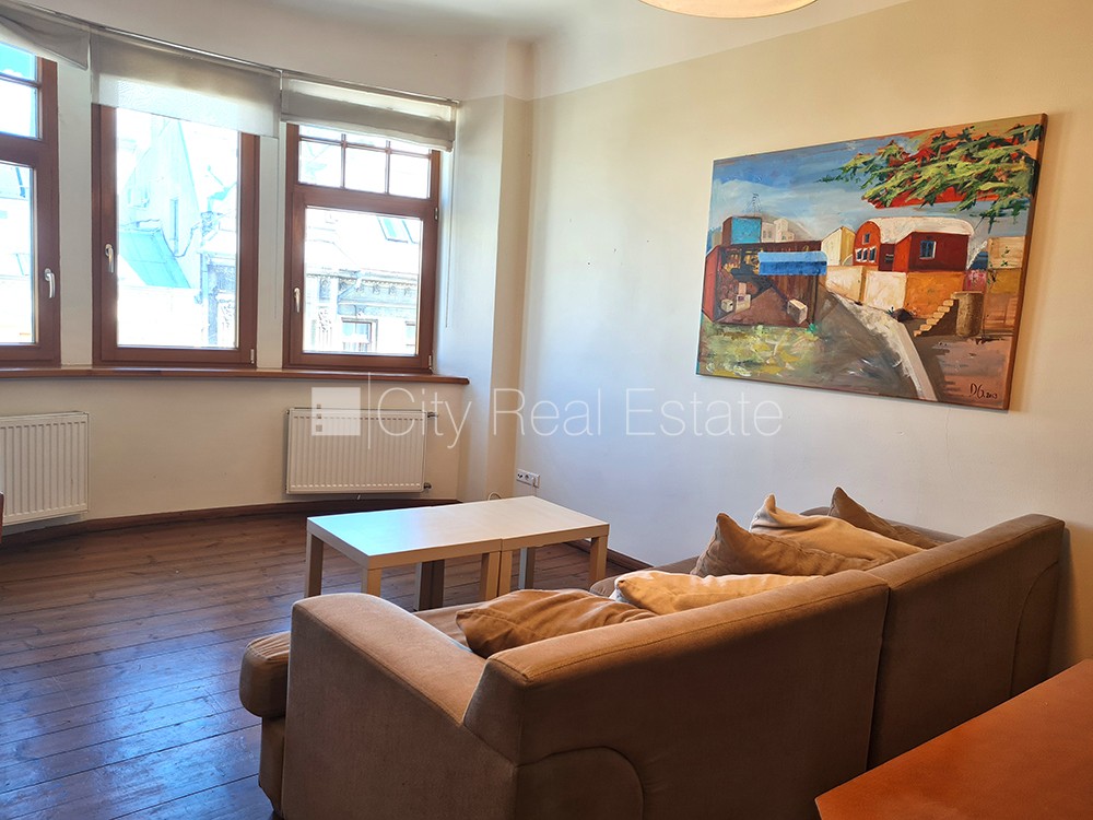 Sludinājumi. Fasādes māja, slēgts pagalms, ir lifts, balkons, logi vērsti mājas abās pusēs, istabas izolētas 3 Cena: 1250 EUR/mēn Foto #3