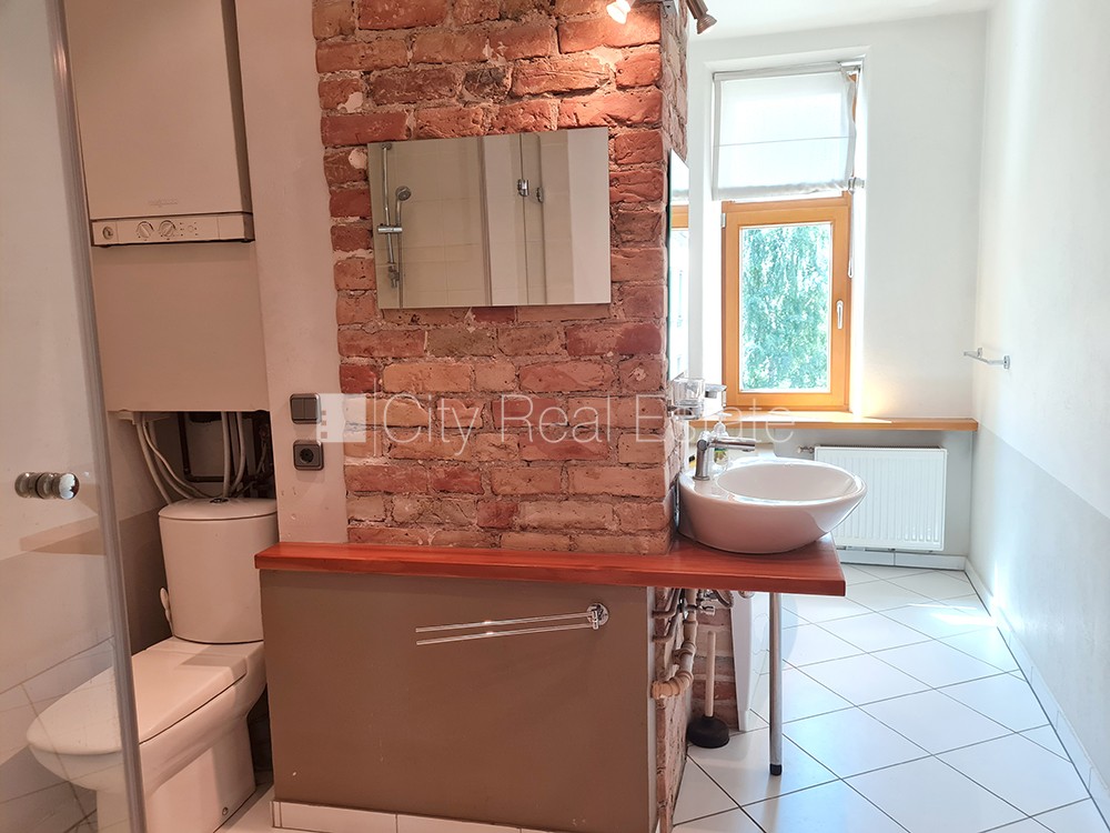 Sludinājumi. Fasādes māja, slēgts pagalms, ir lifts, balkons, logi vērsti mājas abās pusēs, istabas izolētas 3 Cena: 1250 EUR/mēn Foto #7