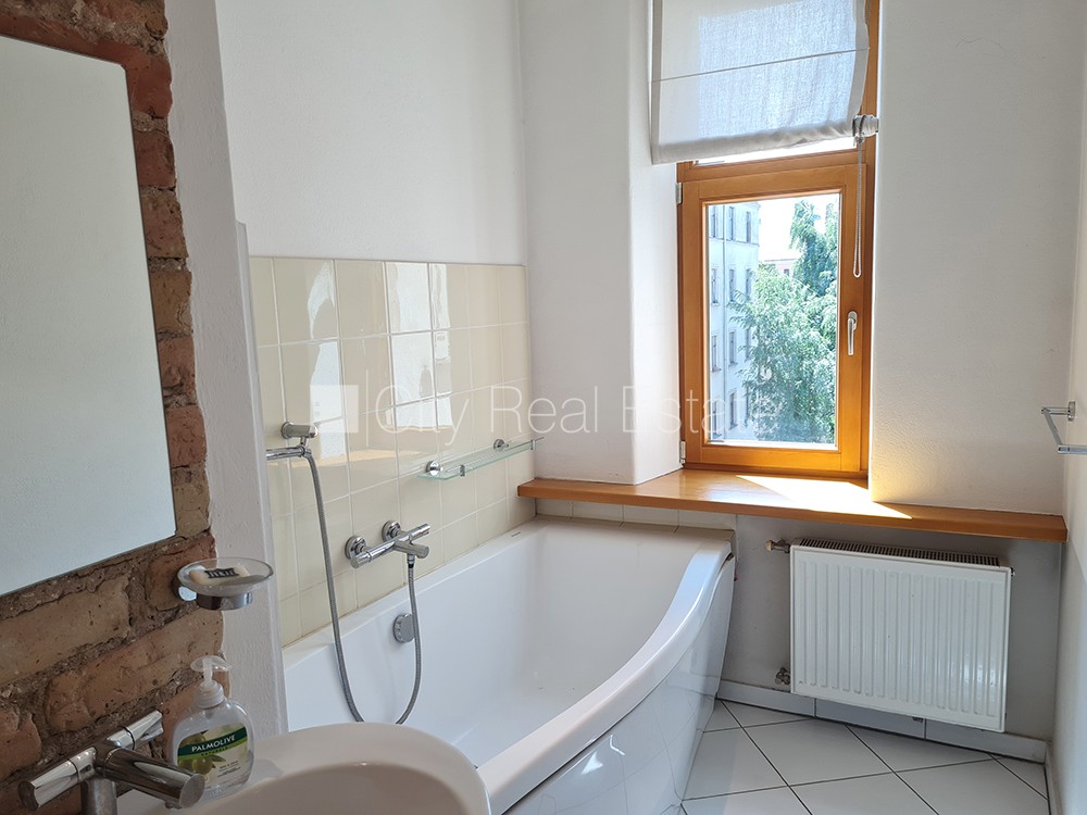 Sludinājumi. Fasādes māja, slēgts pagalms, ir lifts, balkons, logi vērsti mājas abās pusēs, istabas izolētas 3 Cena: 1250 EUR/mēn Foto #8