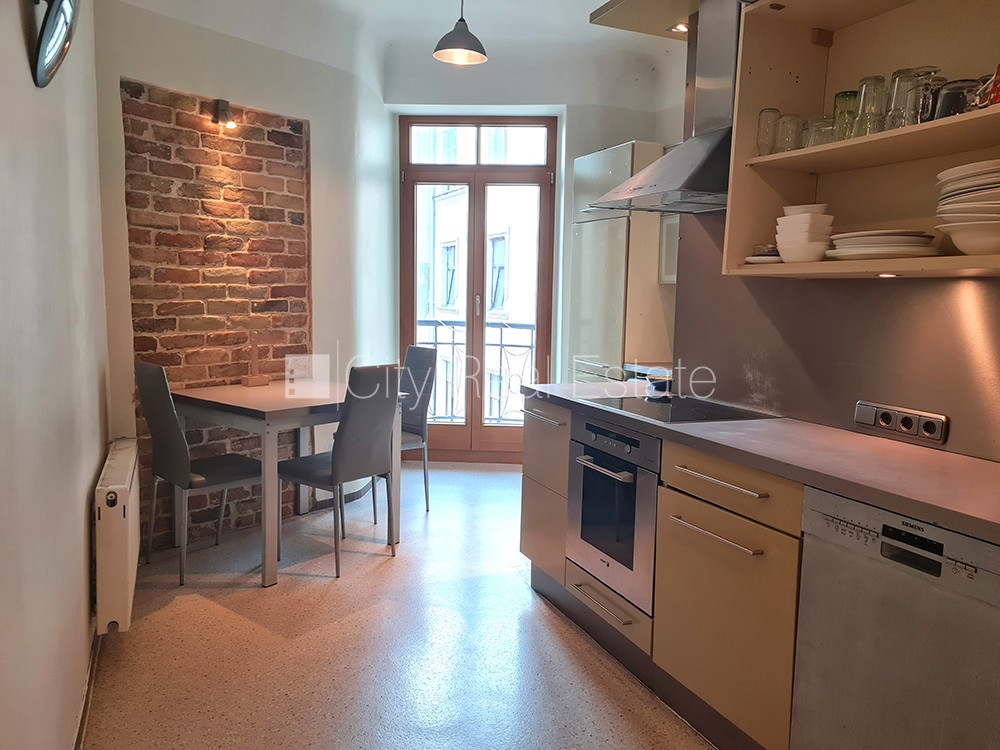 Sludinājumi. Fasādes māja, slēgts pagalms, ir lifts, balkons, logi vērsti mājas abās pusēs, istabas izolētas 3 Cena: 1250 EUR/mēn Foto #1