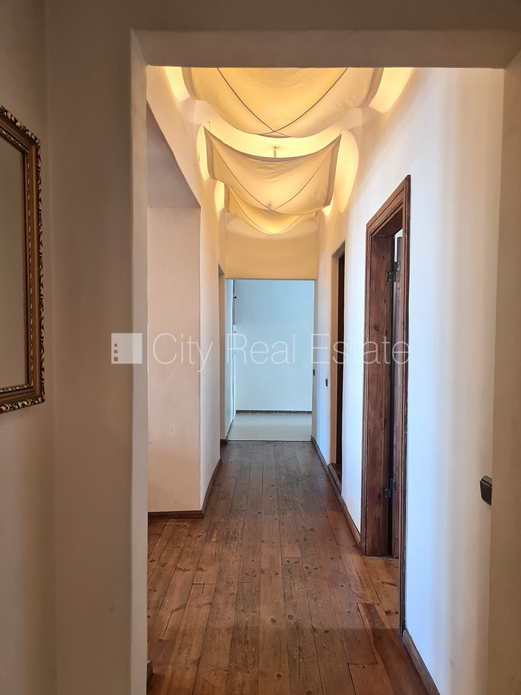 Sludinājumi. Fasādes māja, slēgts pagalms, ir lifts, balkons, logi vērsti mājas abās pusēs, istabas izolētas 3 Cena: 1250 EUR/mēn Foto #9