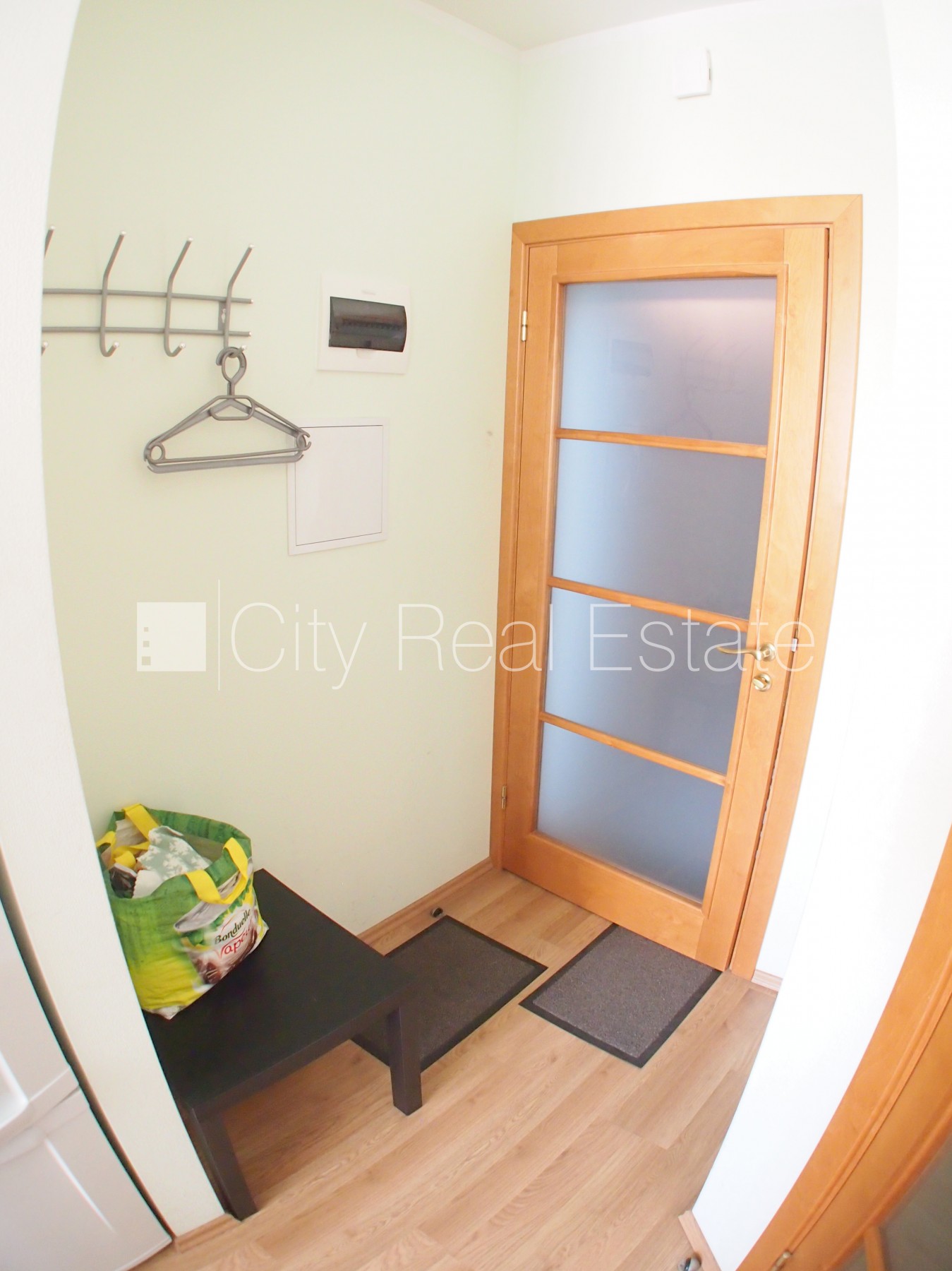 Sludinājumi. Renovēta māja, labiekārtota apzaļumota teritorija, slēgts pagalms, teritorijas iebrauktuves vārti Cena: 430 EUR/mēn Foto #9