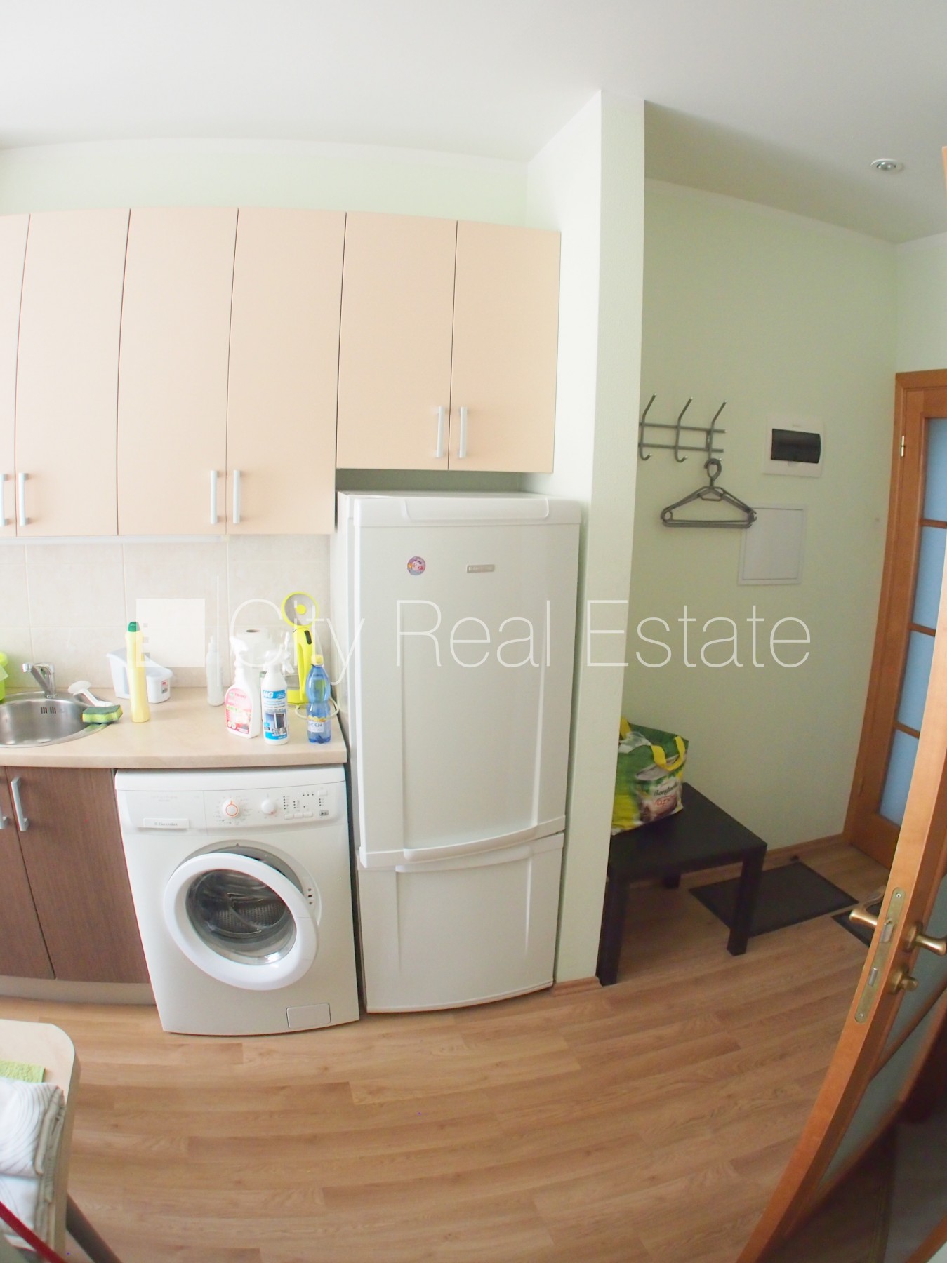 Sludinājumi. Renovēta māja, labiekārtota apzaļumota teritorija, slēgts pagalms, teritorijas iebrauktuves vārti Cena: 430 EUR/mēn Foto #6