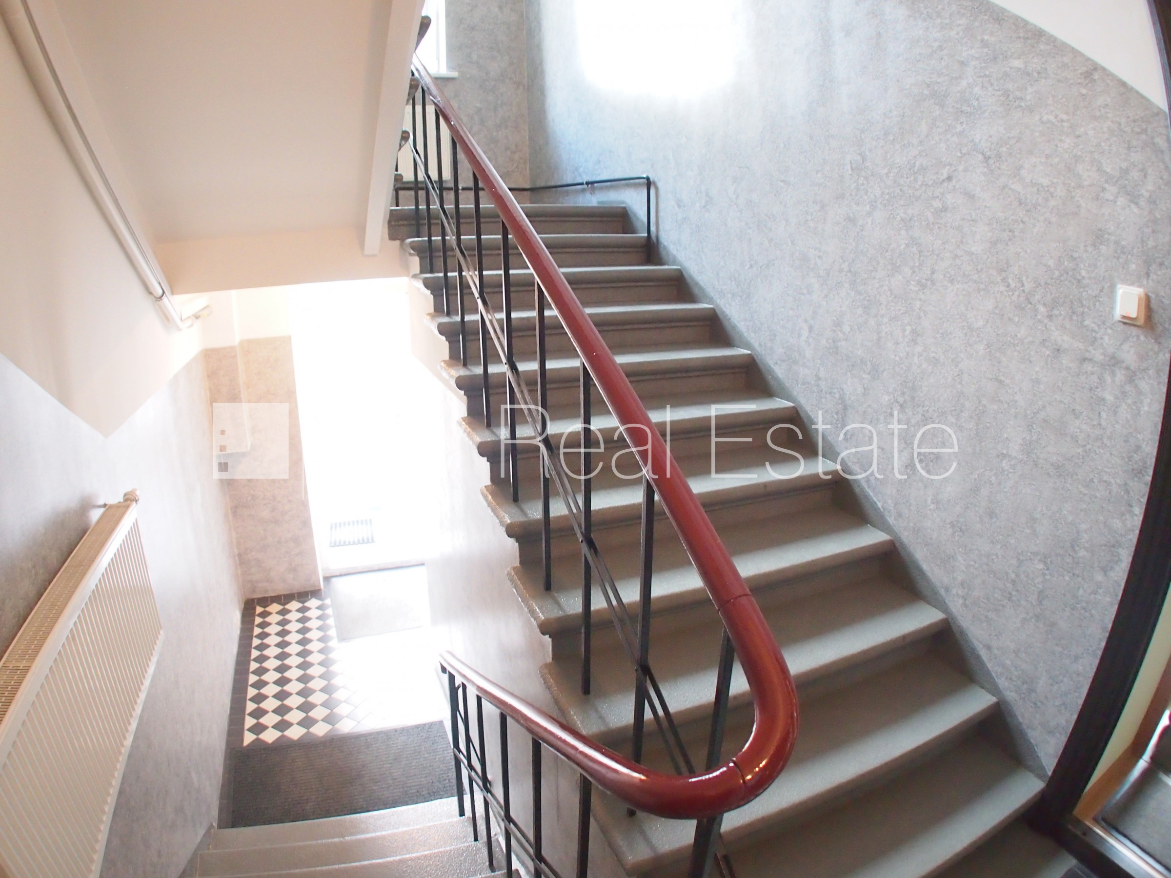 Sludinājumi. Renovēta māja, labiekārtota apzaļumota teritorija, slēgts pagalms, teritorijas iebrauktuves vārti Cena: 430 EUR/mēn Foto #11