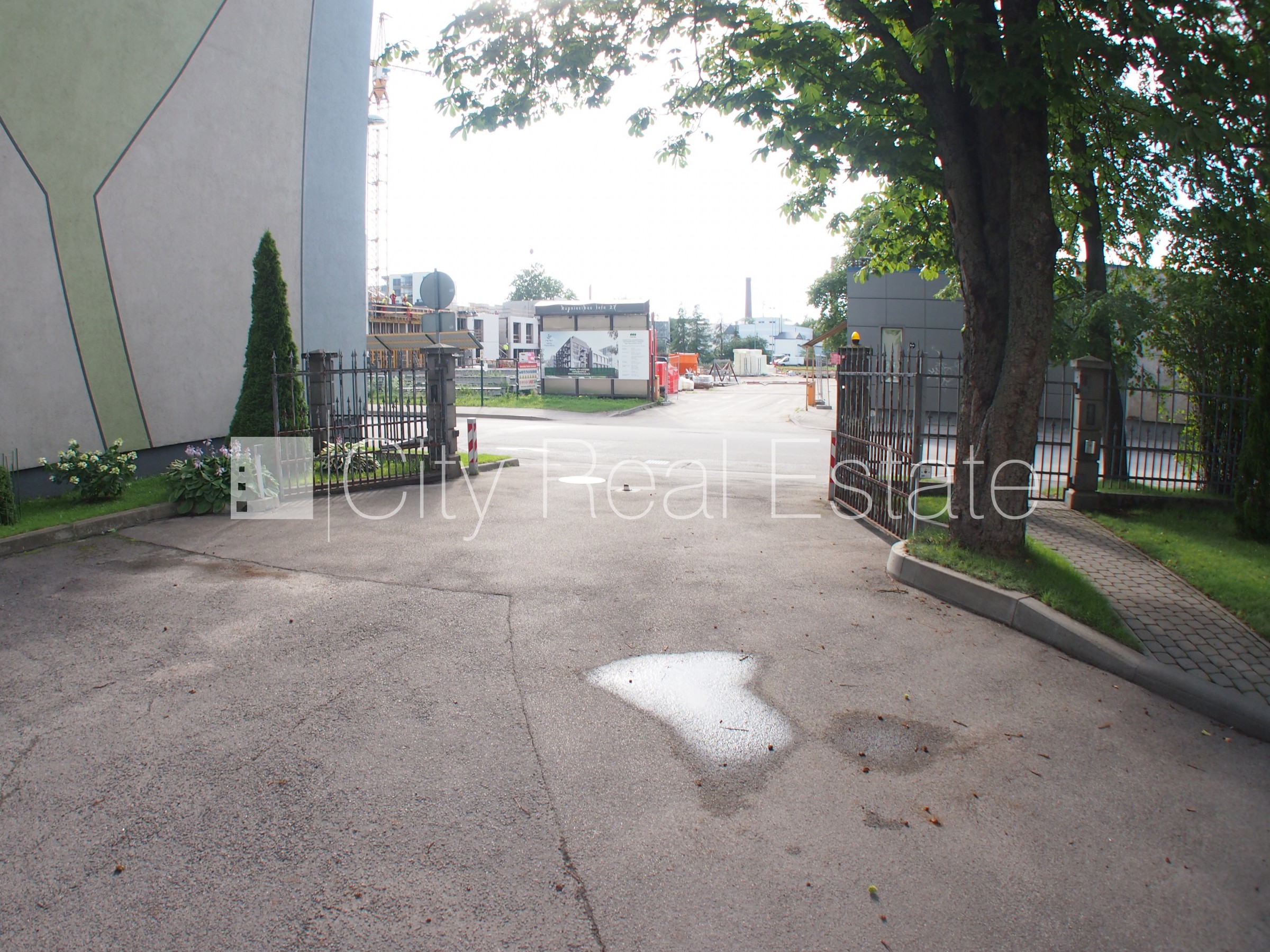 Sludinājumi. Renovēta māja, labiekārtota apzaļumota teritorija, slēgts pagalms, teritorijas iebrauktuves vārti Cena: 430 EUR/mēn Foto #13