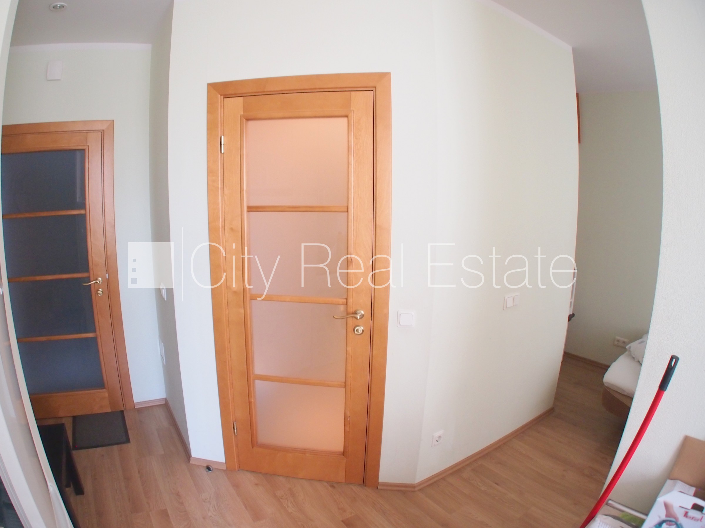 Sludinājumi. Renovēta māja, labiekārtota apzaļumota teritorija, slēgts pagalms, teritorijas iebrauktuves vārti Cena: 430 EUR/mēn Foto #7