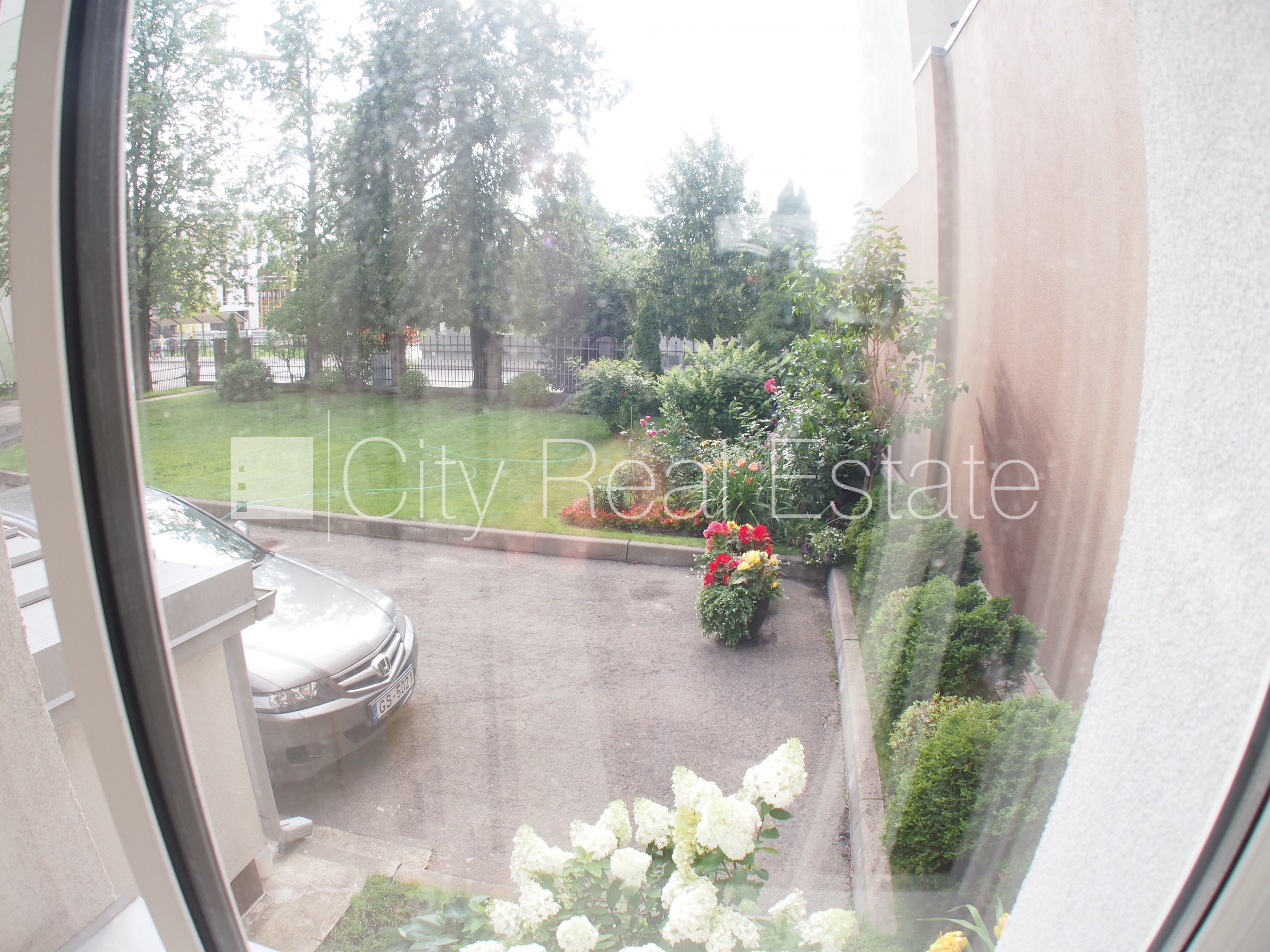 Sludinājumi. Renovēta māja, labiekārtota apzaļumota teritorija, slēgts pagalms, teritorijas iebrauktuves vārti Cena: 430 EUR/mēn Foto #4