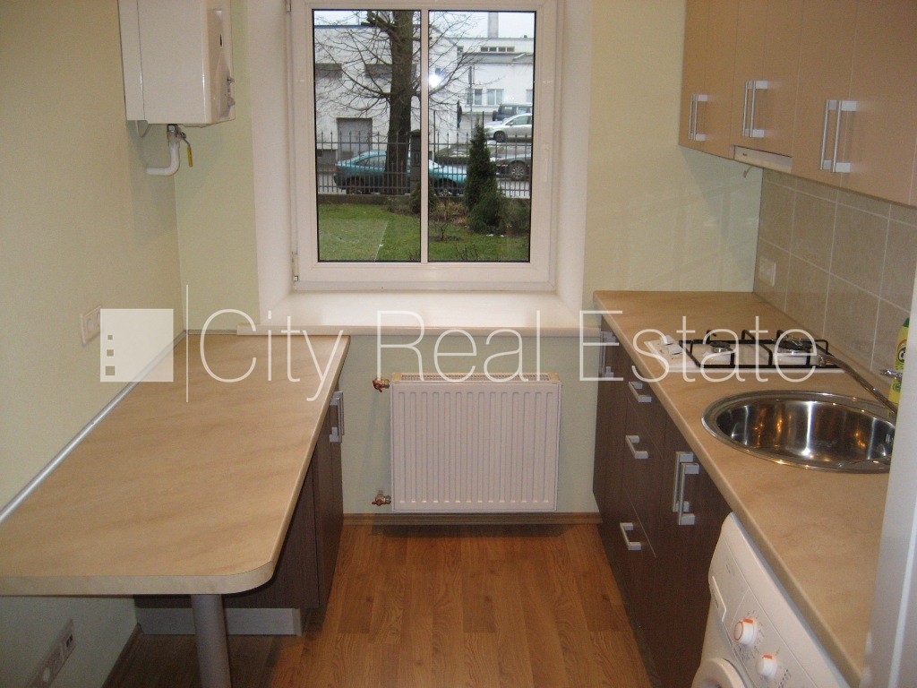 Sludinājumi. Renovēta māja, labiekārtota apzaļumota teritorija, slēgts pagalms, teritorijas iebrauktuves vārti Cena: 430 EUR/mēn Foto #5