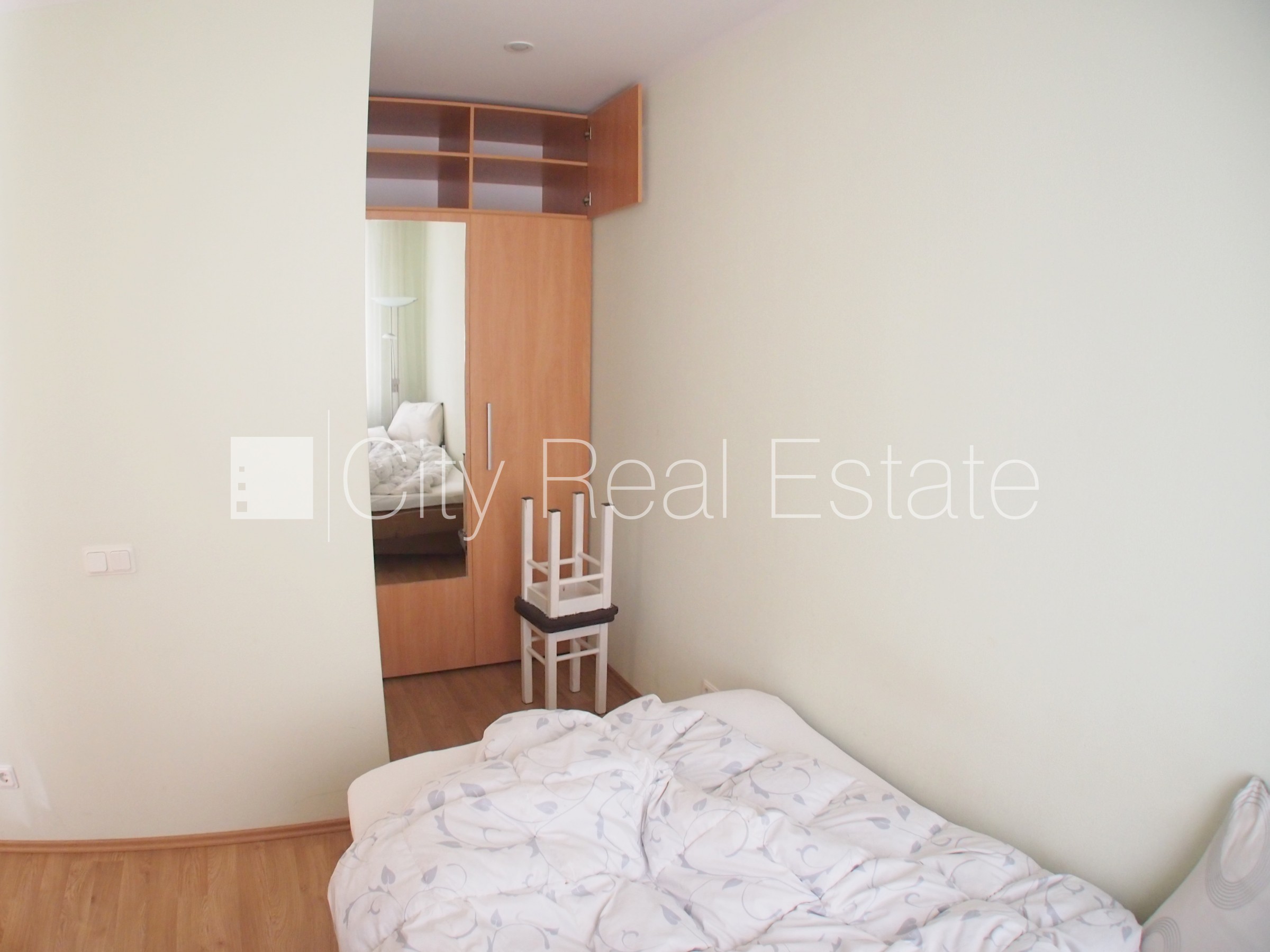 Sludinājumi. Renovēta māja, labiekārtota apzaļumota teritorija, slēgts pagalms, teritorijas iebrauktuves vārti Cena: 430 EUR/mēn Foto #3