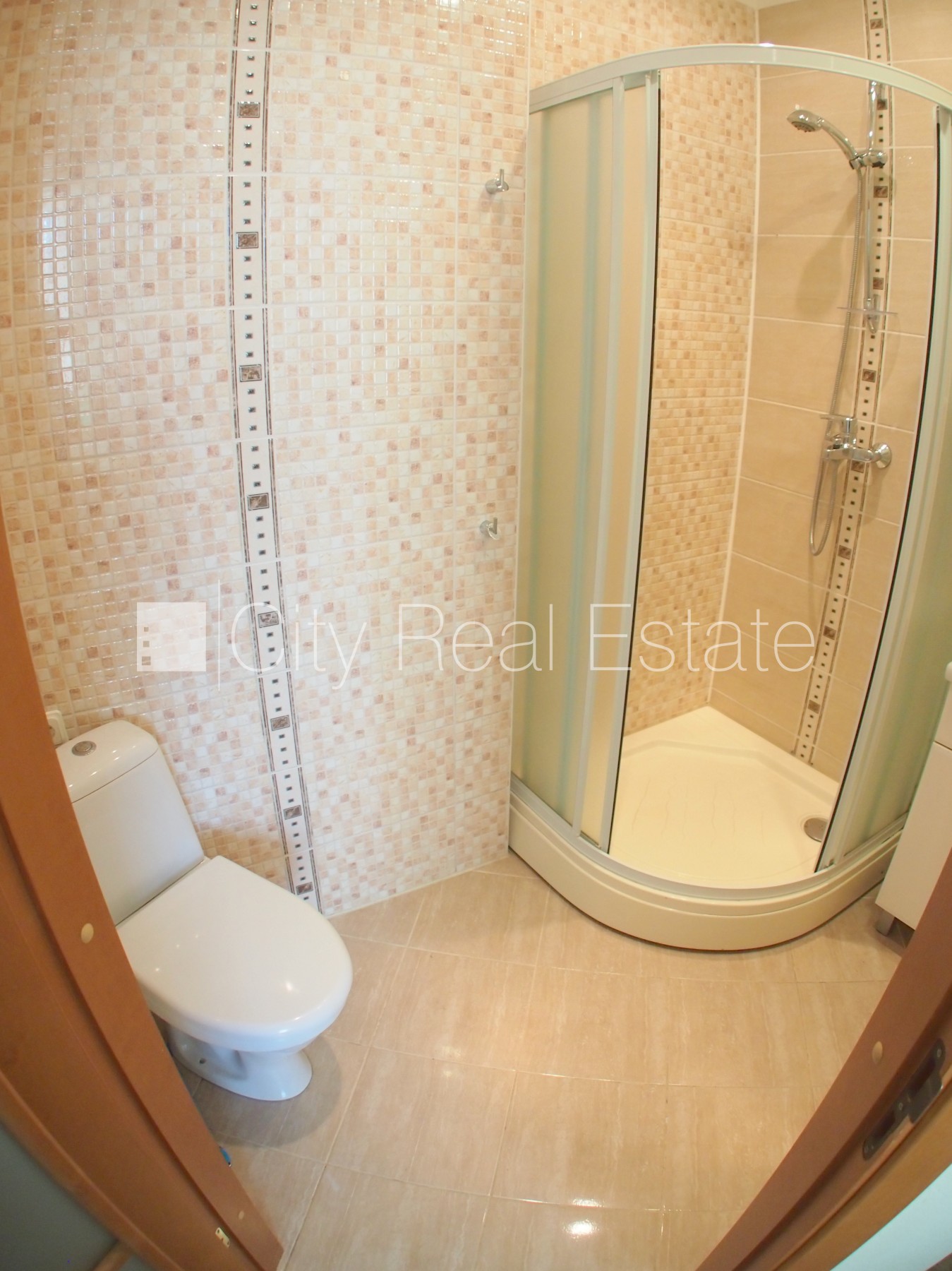 Sludinājumi. Renovēta māja, labiekārtota apzaļumota teritorija, slēgts pagalms, teritorijas iebrauktuves vārti Cena: 430 EUR/mēn Foto #8