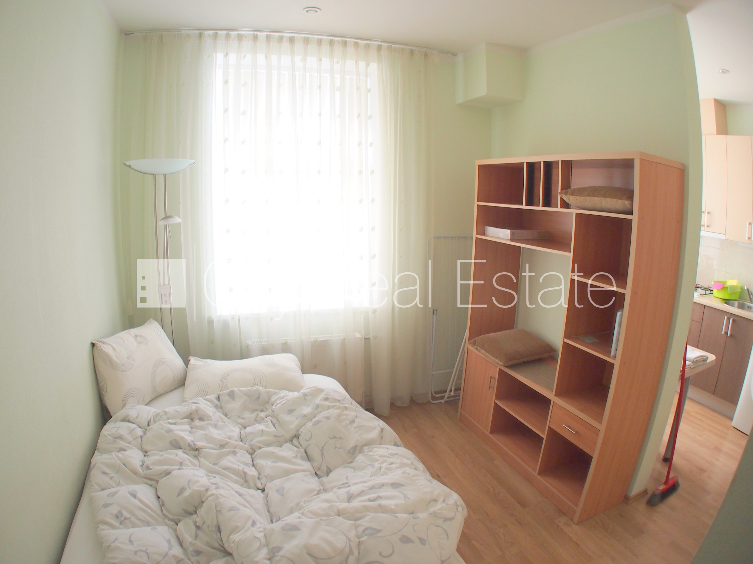 Sludinājumi. Renovēta māja, labiekārtota apzaļumota teritorija, slēgts pagalms, teritorijas iebrauktuves vārti Cena: 430 EUR/mēn Foto #2