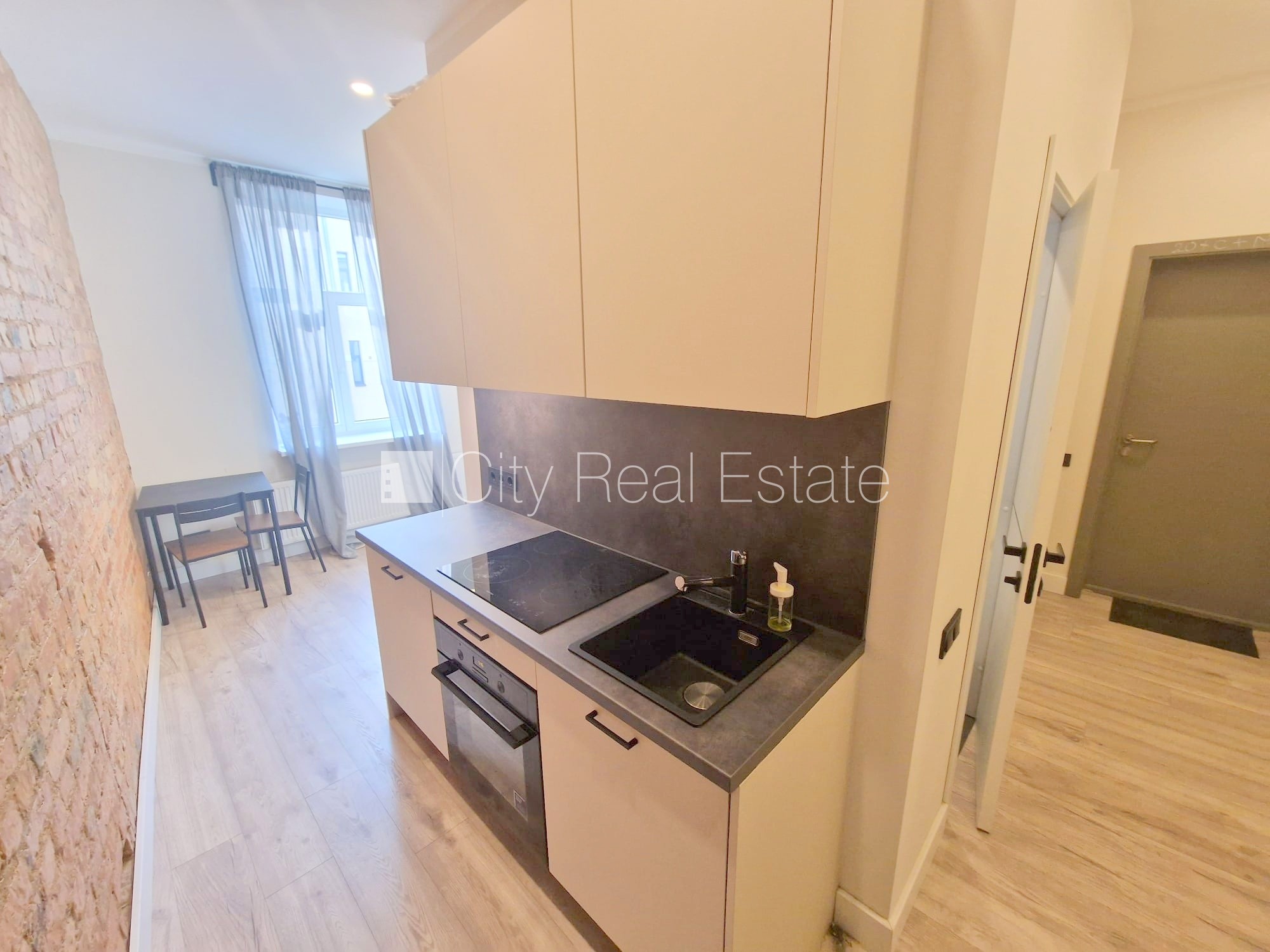 Sludinājumi. Projekts - Matīsa 38, fasādes māja, renovēta māja, labiekārtots apzaļumots pagalms, slēgts pagalms, Cena: 330 EUR/mēn Foto #1