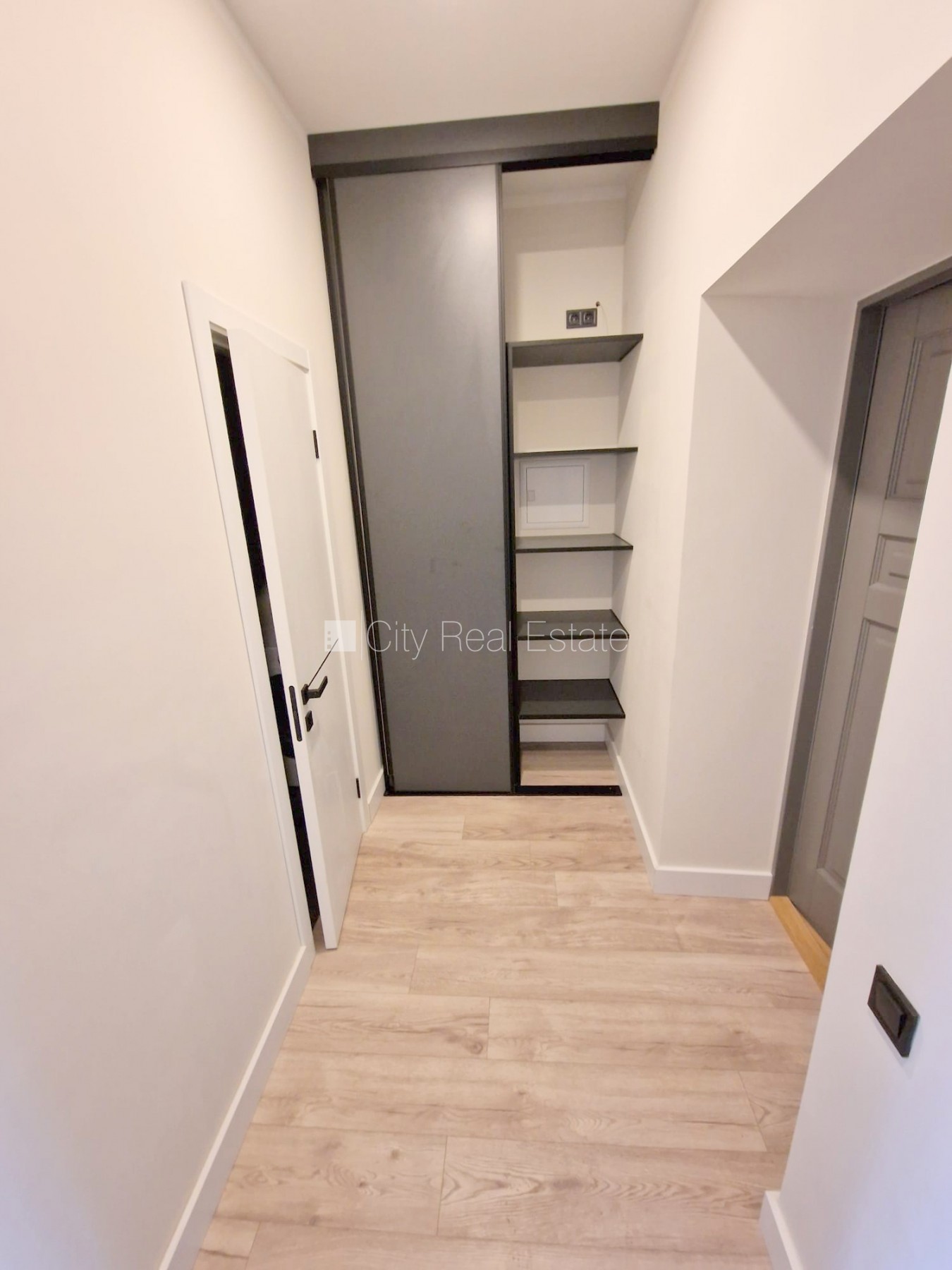 Sludinājumi. Projekts - Matīsa 38, fasādes māja, renovēta māja, slēgts pagalms, ieeja no ielas un pagalma, kāpņu Cena: 450 EUR/mēn Foto #8