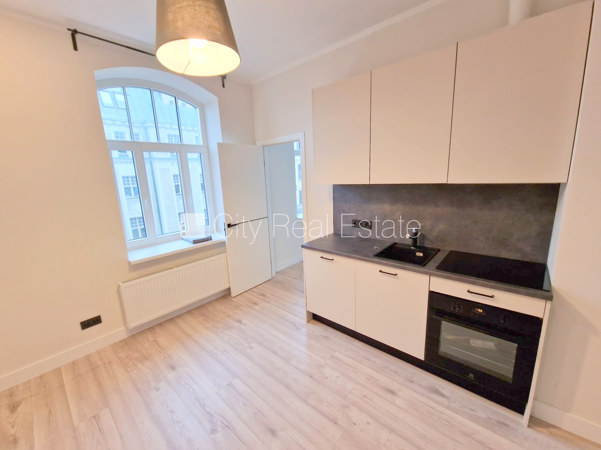 Sludinājumi. Projekts - Matīsa 38, fasādes māja, renovēta māja, slēgts pagalms, ieeja no ielas un pagalma, kāpņu Cena: 450 EUR/mēn Foto #5