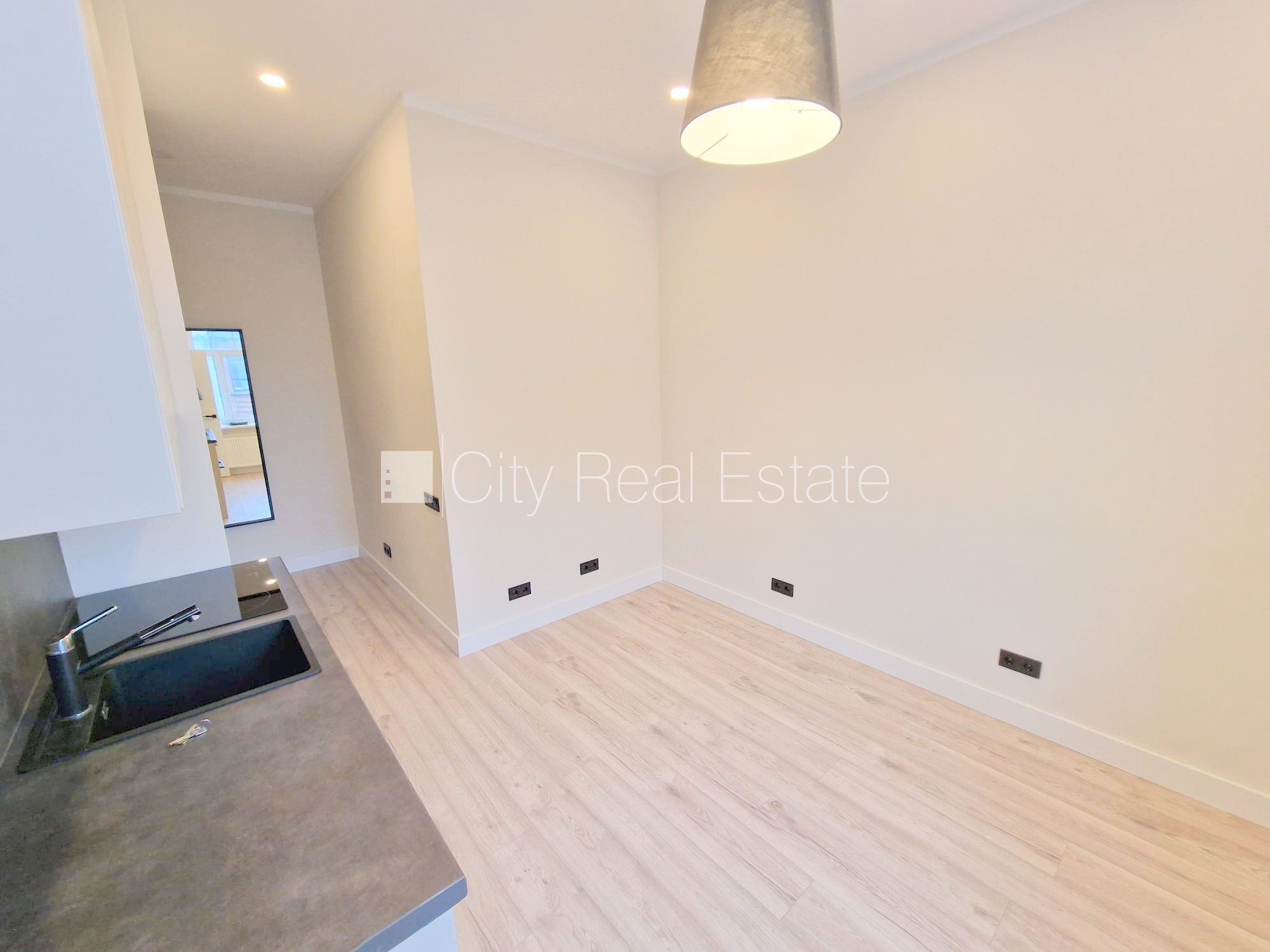 Sludinājumi. Projekts - Matīsa 38, fasādes māja, renovēta māja, slēgts pagalms, ieeja no ielas un pagalma, kāpņu Cena: 450 EUR/mēn Foto #4