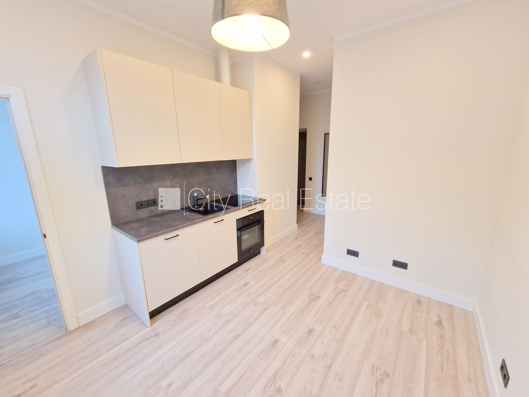 Sludinājumi. Projekts - Matīsa 38, fasādes māja, renovēta māja, slēgts pagalms, ieeja no ielas un pagalma, kāpņu Cena: 450 EUR/mēn Foto #2