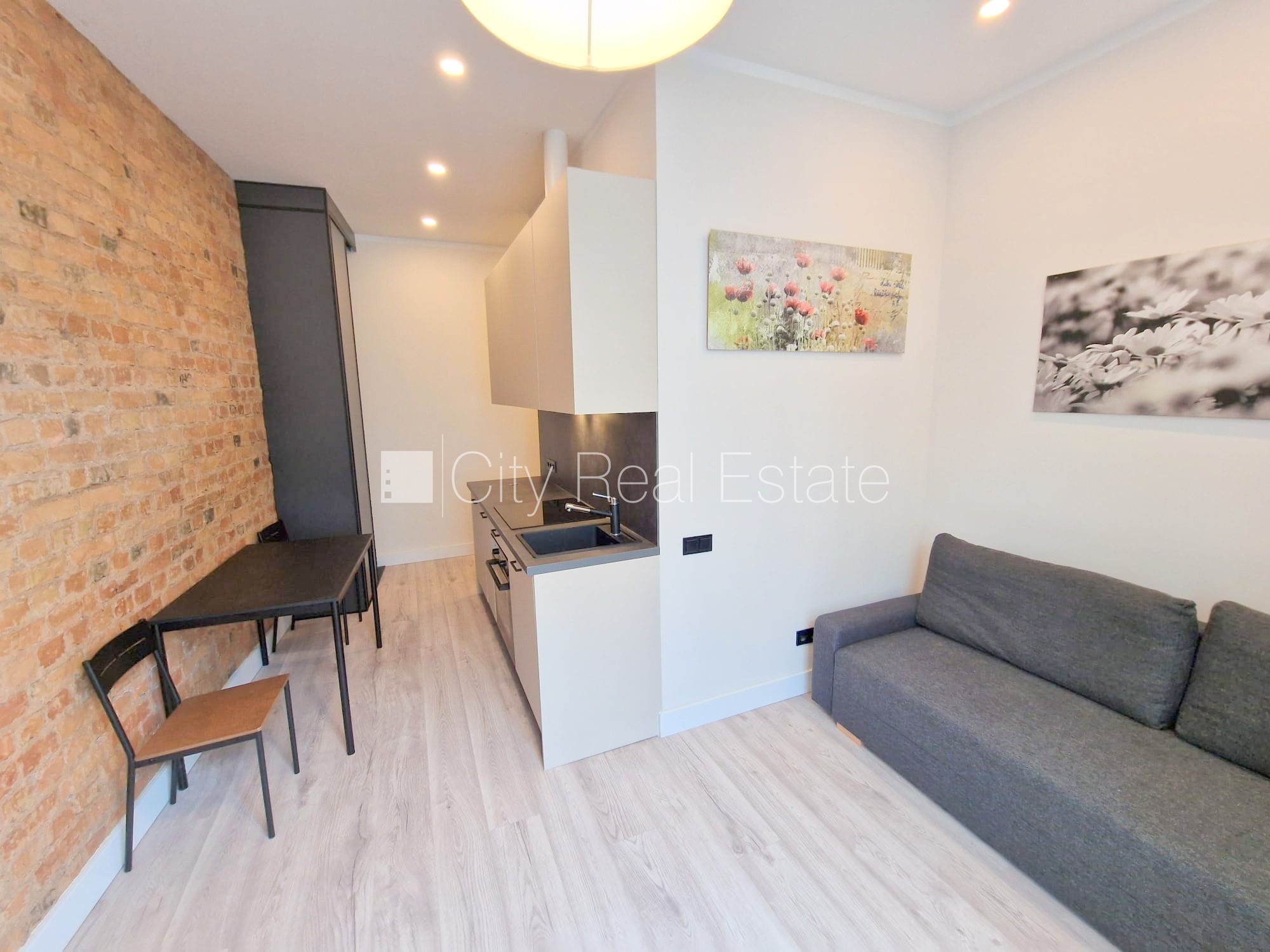 Sludinājumi. Projekts - Matīsa 38, fasādes māja, renovēta māja, labiekārtots apzaļumots pagalms, ieeja no ielas, Cena: 360 EUR/mēn Foto #2