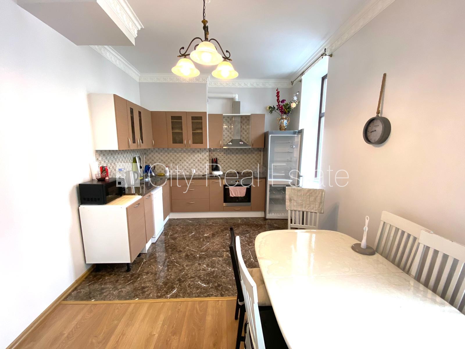 Sludinājumi. Pagalma māja, renovēta māja, logi vērsti uz pagalma pusi, guļamistabu skaits 3 gab., viesistaba, Cena: 850 EUR/mēn Foto #2