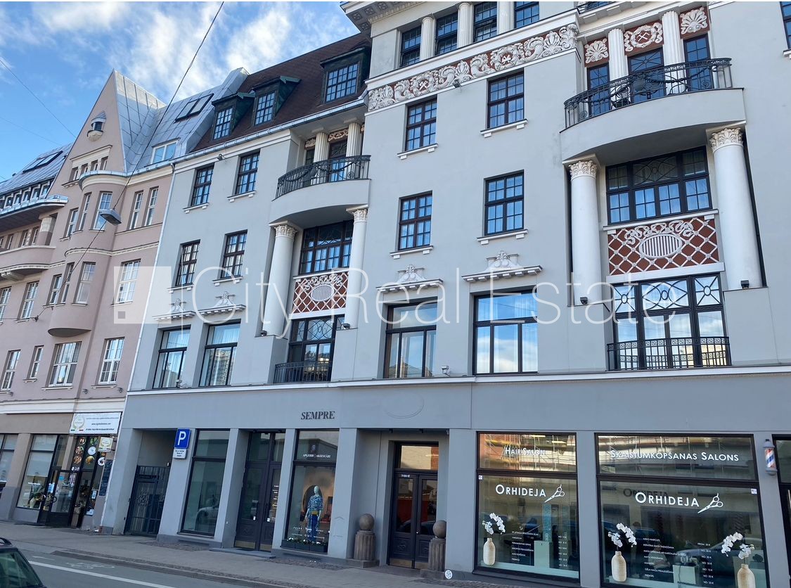 Sludinājumi. Pagalma māja, renovēta māja, logi vērsti uz pagalma pusi, guļamistabu skaits 3 gab., viesistaba, Cena: 850 EUR/mēn Foto #1