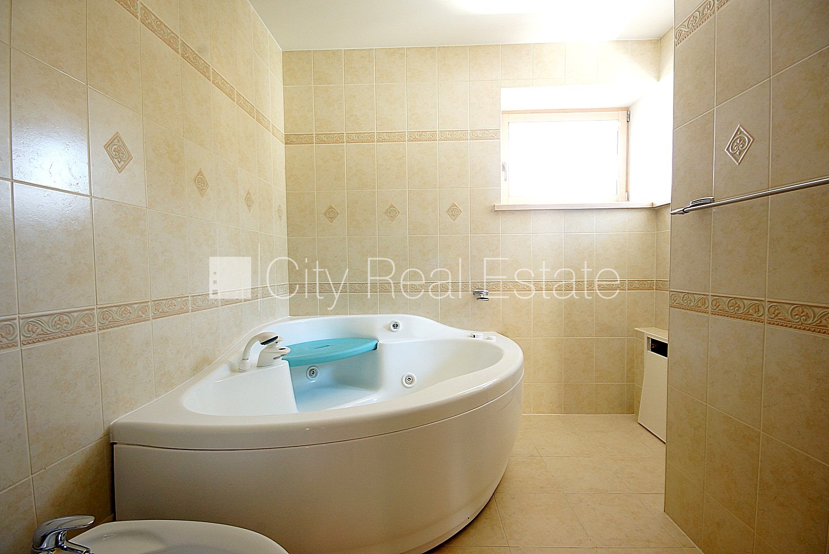 Sludinājumi. Privātmāja, labiekārtots apzaļumots pagalms, garāža vienai automašīnai, divas terases, guļamistabu Cena: 3500 EUR/mēn Foto #20