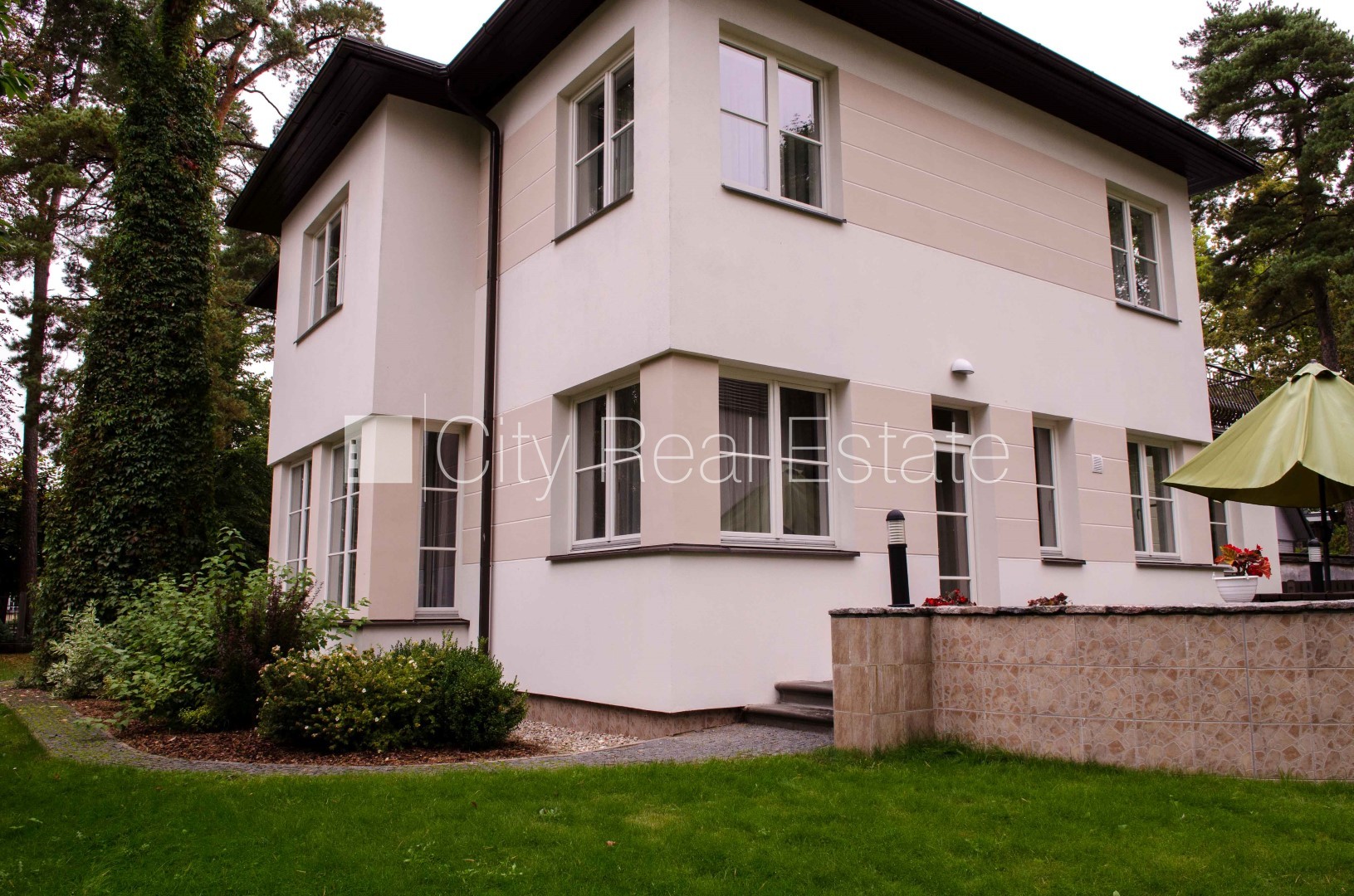 Sludinājumi. Privātmāja, labiekārtots apzaļumots pagalms, garāža vienai automašīnai, divas terases, guļamistabu Cena: 3500 EUR/mēn Foto #23