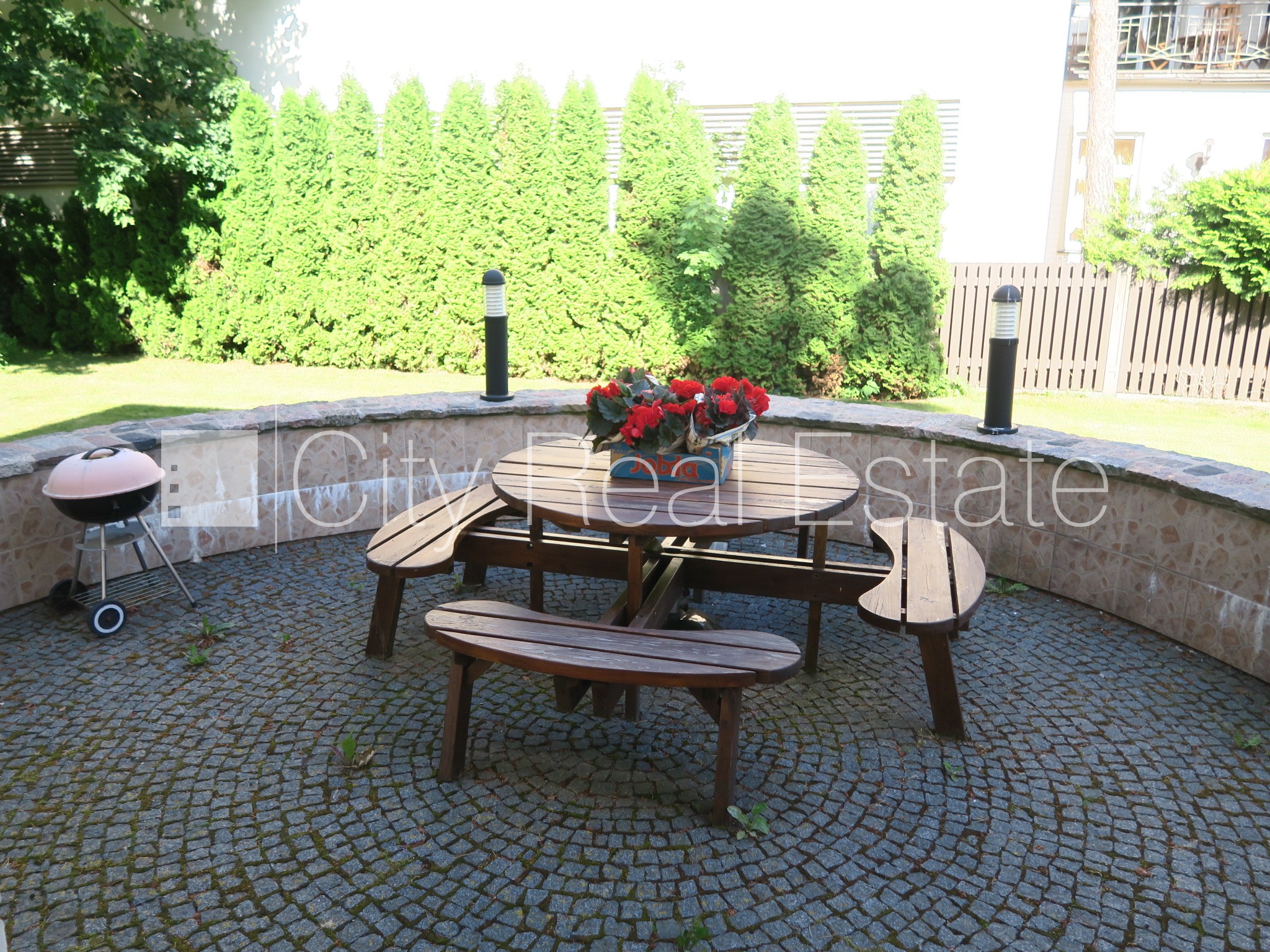 Sludinājumi. Privātmāja, labiekārtots apzaļumots pagalms, garāža vienai automašīnai, divas terases, guļamistabu Cena: 3500 EUR/mēn Foto #22