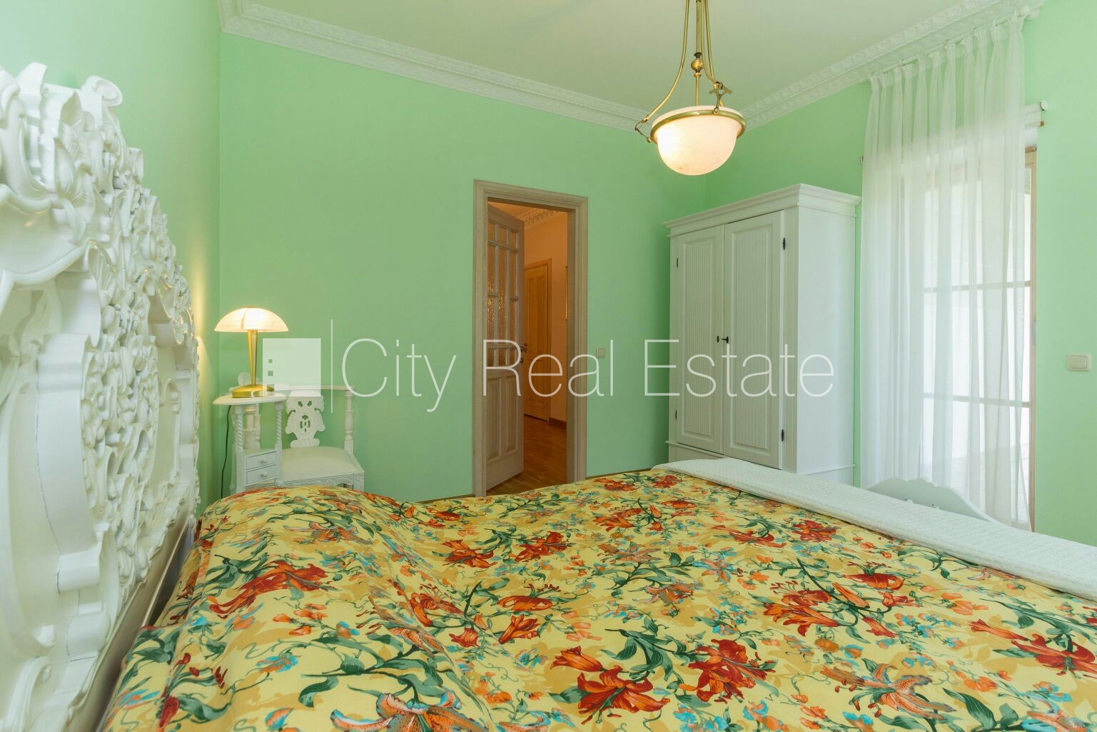 Sludinājumi. Privātmāja, labiekārtots apzaļumots pagalms, garāža vienai automašīnai, divas terases, guļamistabu Cena: 3500 EUR/mēn Foto #11