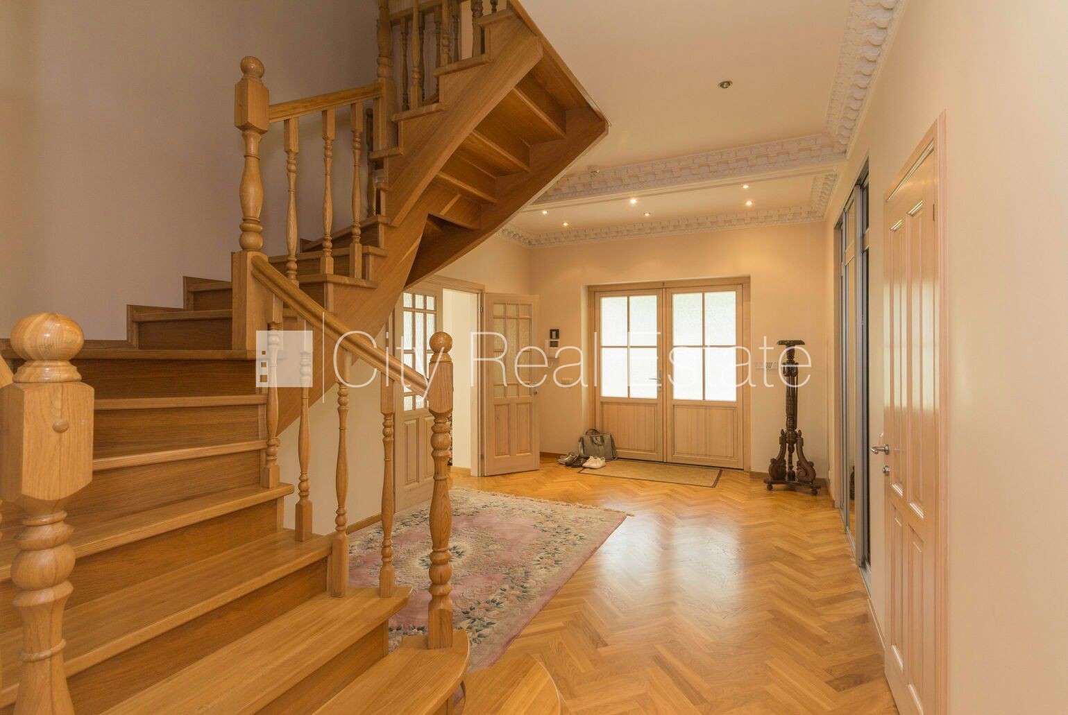 Sludinājumi. Privātmāja, labiekārtots apzaļumots pagalms, garāža vienai automašīnai, divas terases, guļamistabu Cena: 3500 EUR/mēn Foto #21