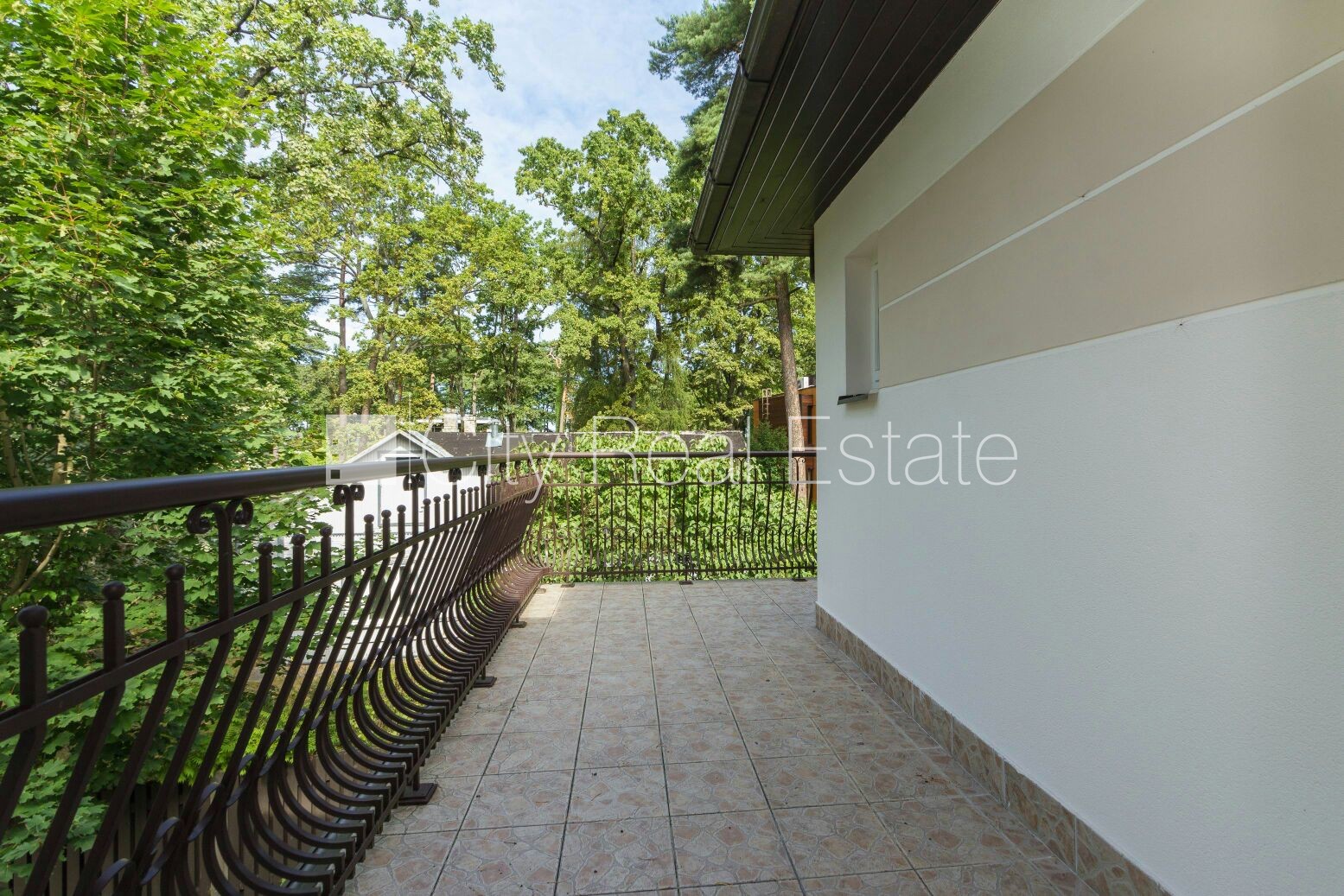 Sludinājumi. Privātmāja, labiekārtots apzaļumots pagalms, garāža vienai automašīnai, divas terases, guļamistabu Cena: 3500 EUR/mēn Foto #17