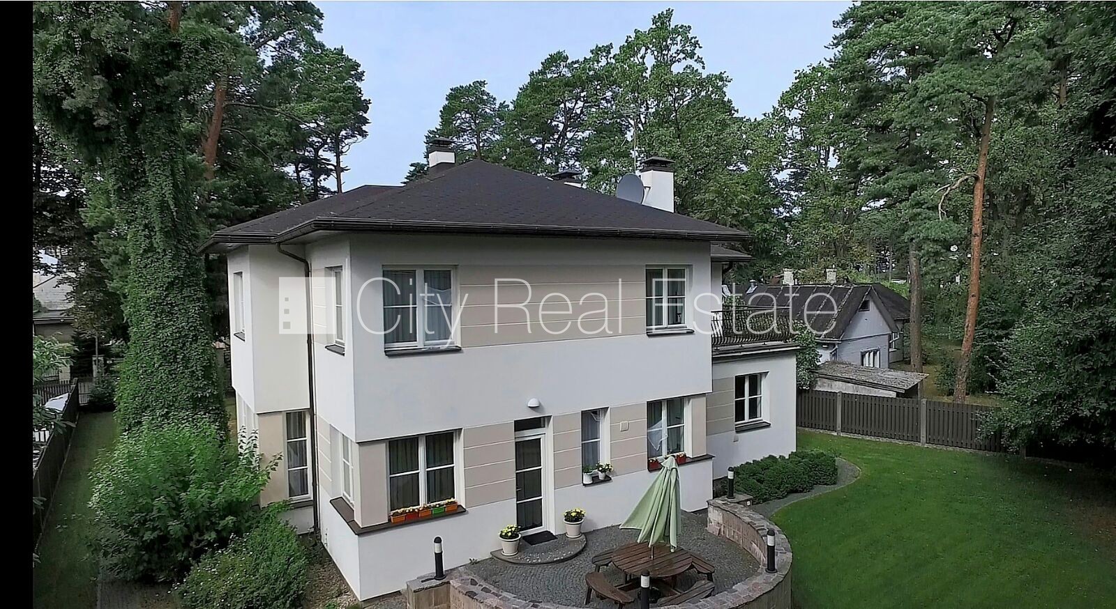 Sludinājumi. Privātmāja, labiekārtots apzaļumots pagalms, garāža vienai automašīnai, divas terases, guļamistabu Cena: 3500 EUR/mēn Foto #24