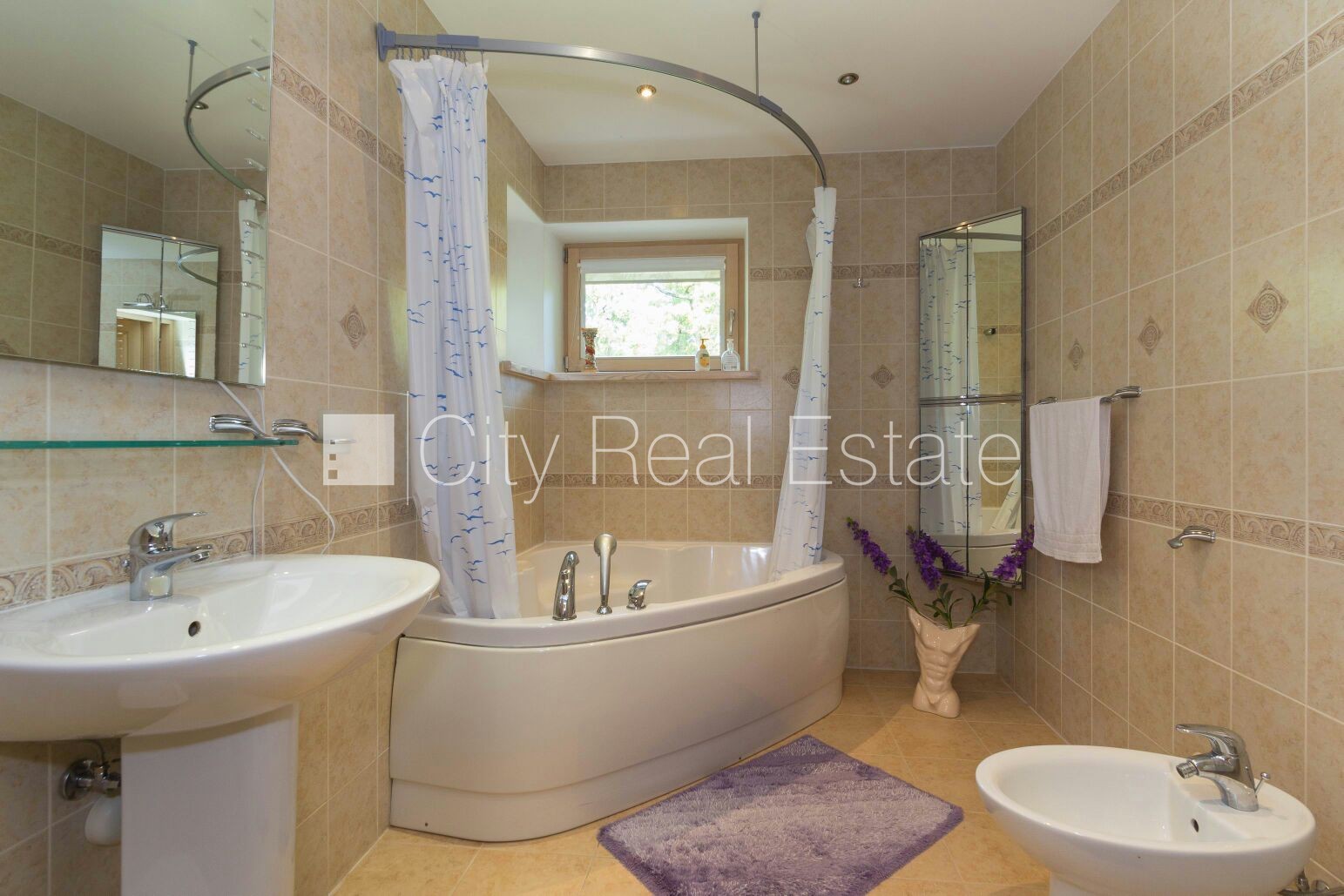 Sludinājumi. Privātmāja, labiekārtots apzaļumots pagalms, garāža vienai automašīnai, divas terases, guļamistabu Cena: 3500 EUR/mēn Foto #18