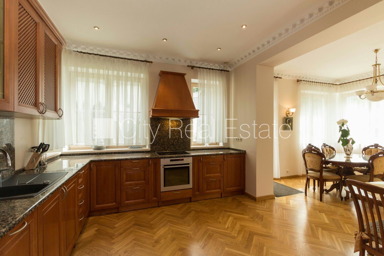 Sludinājumi. Privātmāja, labiekārtots apzaļumots pagalms, garāža vienai automašīnai, divas terases, guļamistabu Cena: 3500 EUR/mēn Foto #5